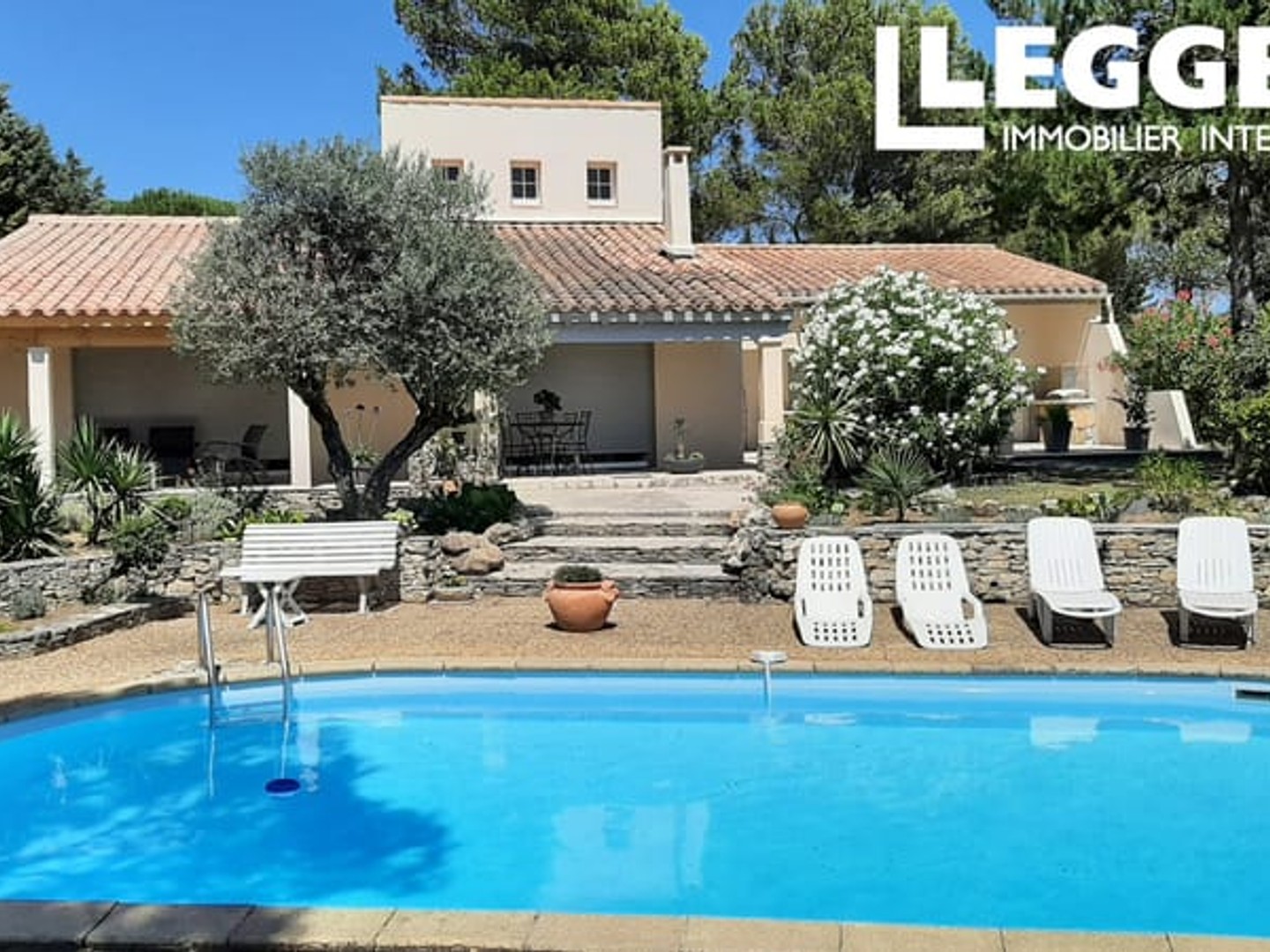 Superbe maison moderne, comprenant 3 chambres, terrasses et piscine, dans un endroit de choix. Vue imprenable