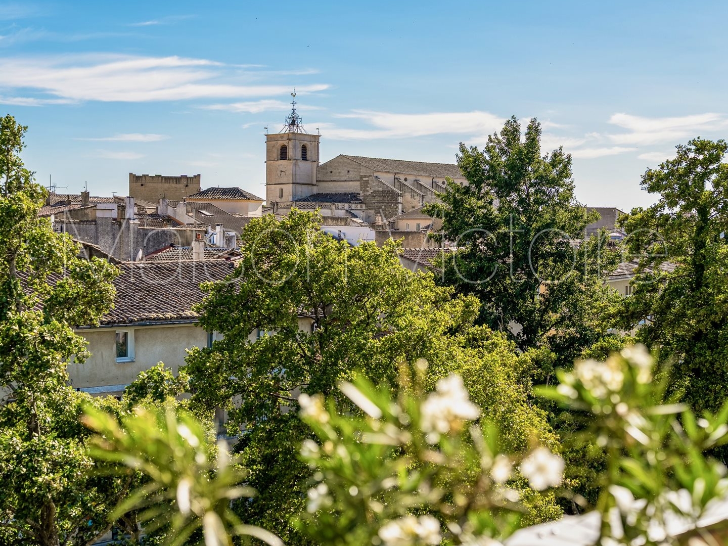Appartement avec ascenseur et terrasse en centre-ville.