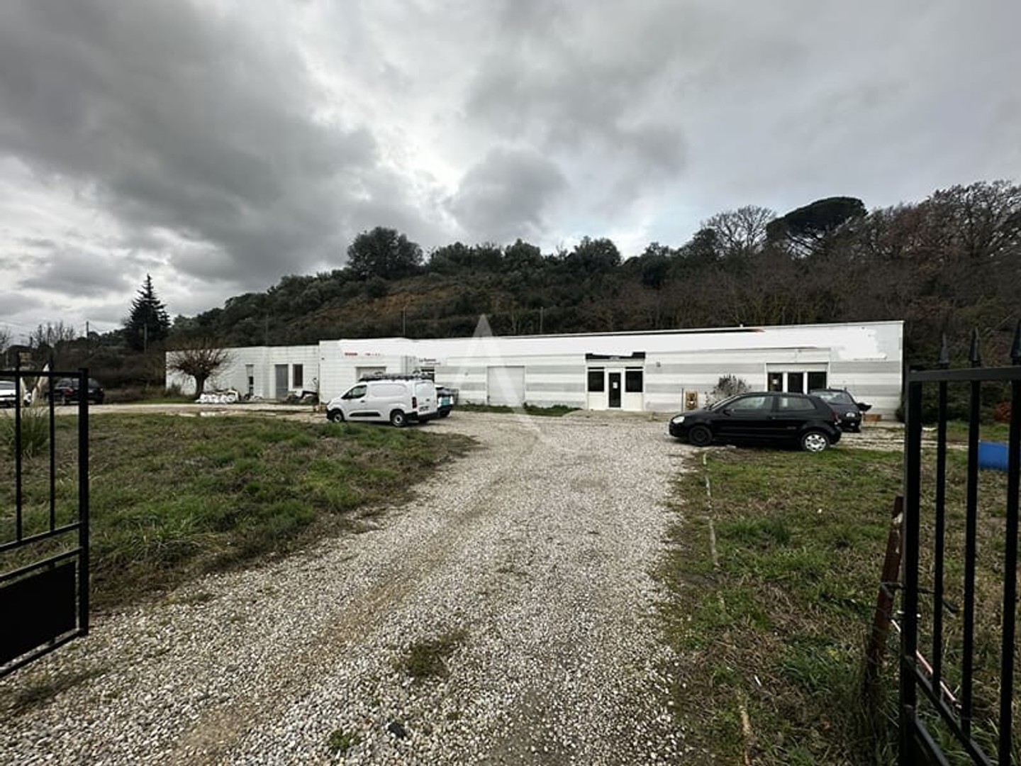 Bureaux 9 pièces 588 m²