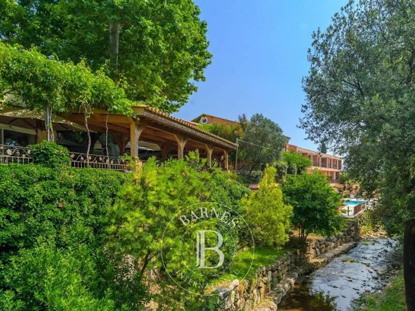 Hôtel 25 pièces 2400 m²