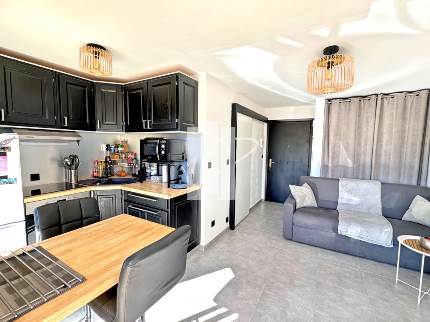 residence avec piscine parking et cave a 10mn des plages