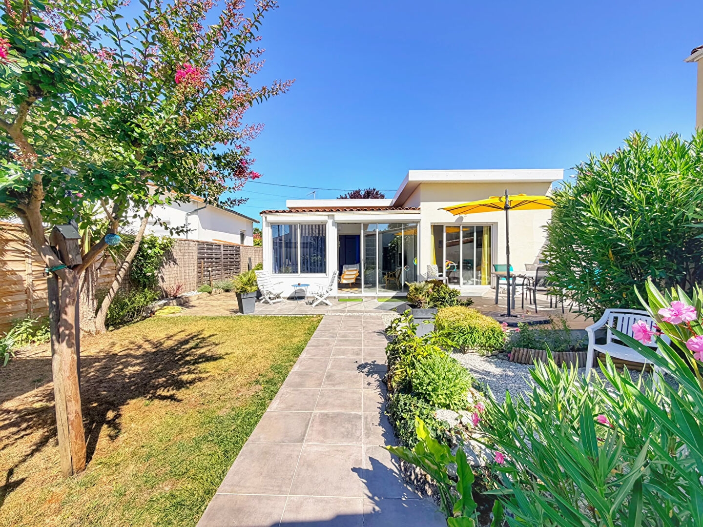 Proche Marché et Plages / Charmant Plain-pied avec 2 chambres dans une rue calme - 311 000 €