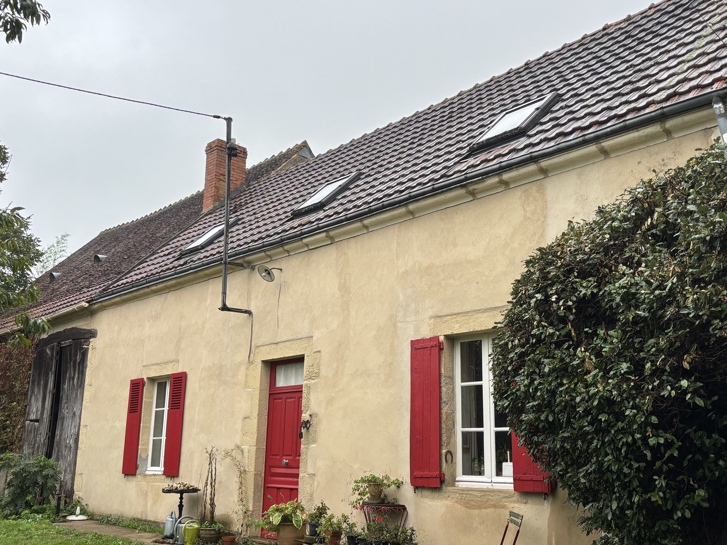 Urciers - Ferme de caractère avec des dépendances et un terrain spacieux d'environ 5000 m2