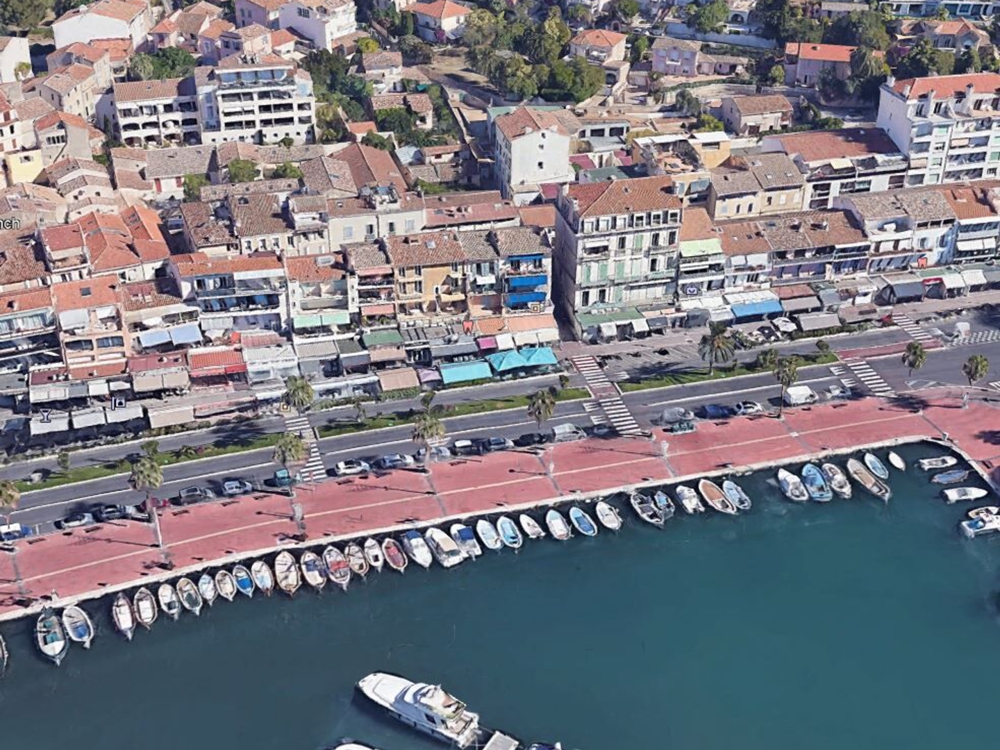 BANDOL GRAND APPT T2 DANS MAISON DE VILLE