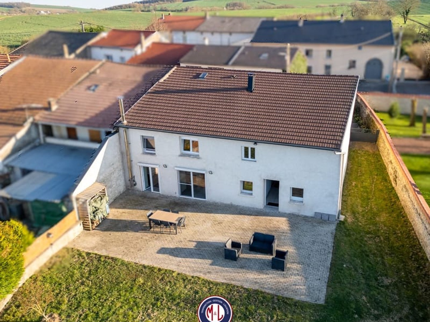 Maison 4 chambres, jardin et garage.