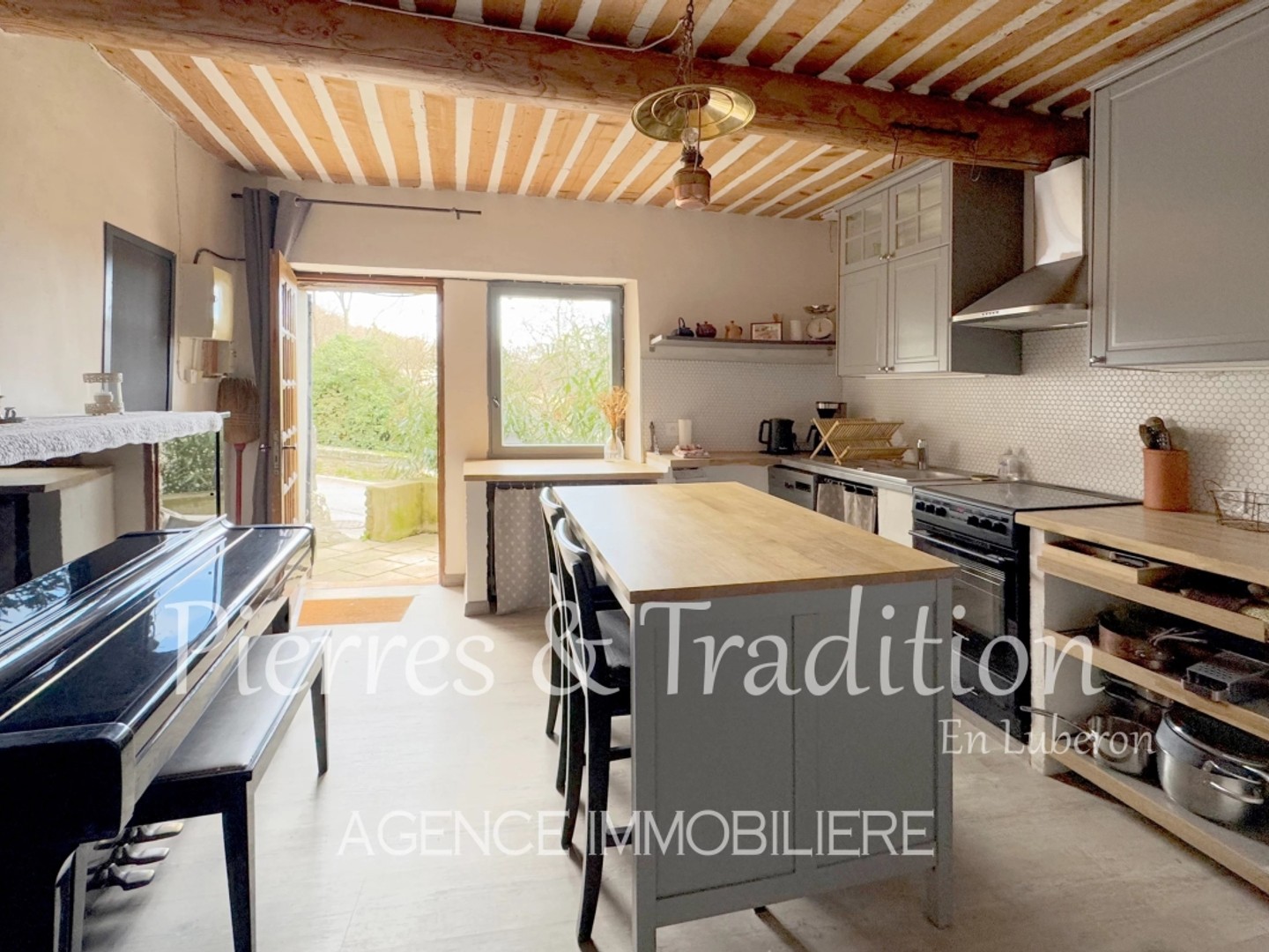 Luberon, belle maison de village avec vue et terrasse