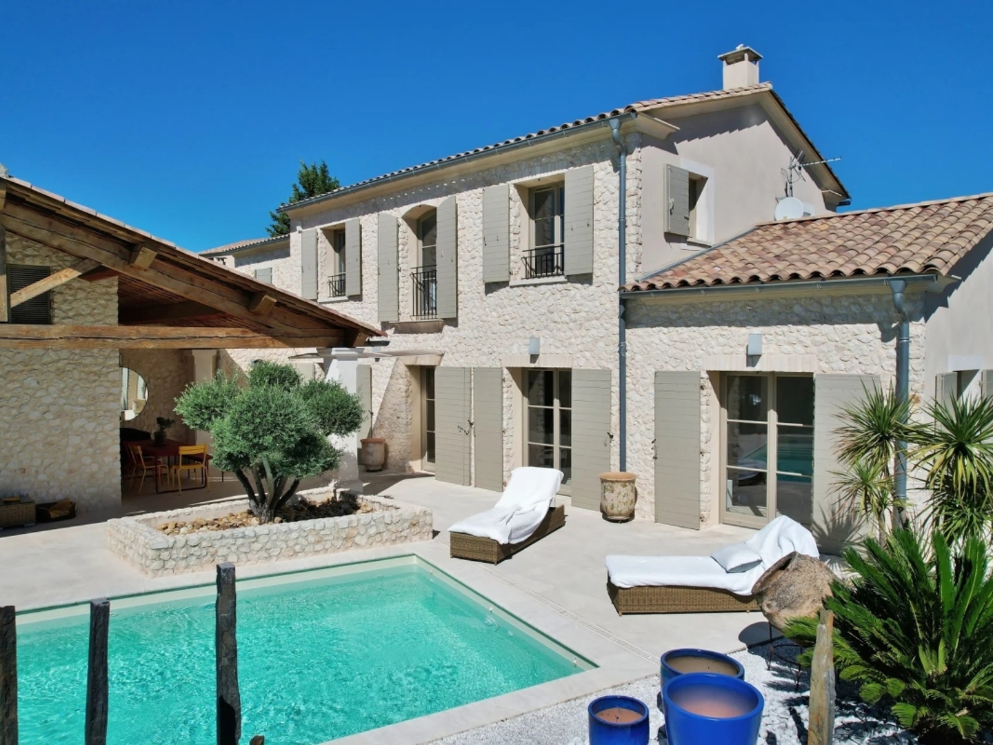 Uzès : Unique propriété avec jardin, piscine et vue
