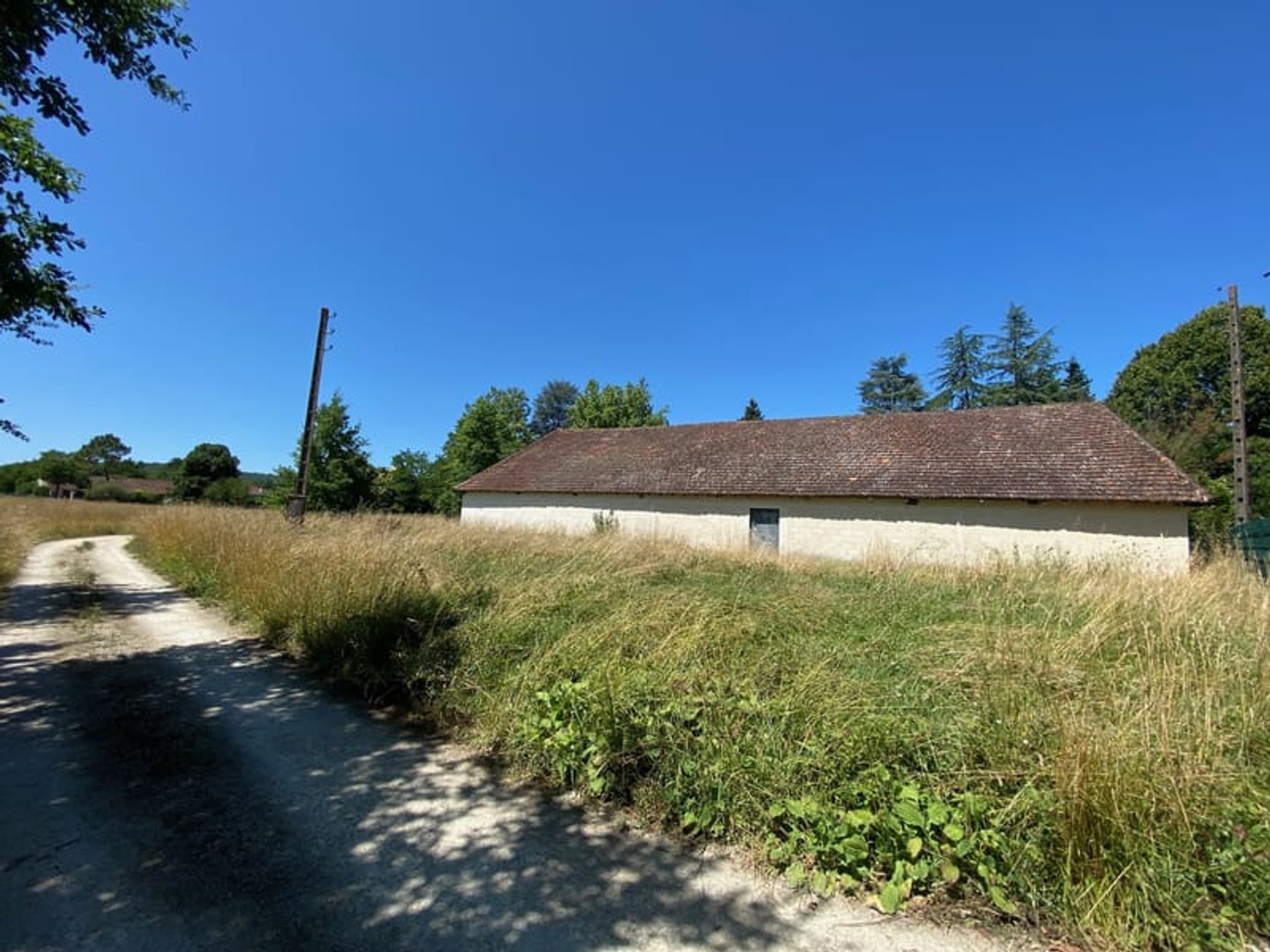 INVESTISSEMENT GRANGE EN PIERRE AVEC 24 BOXS A USAGE DE GARDE-MEUBLE ET DEPENDANCES SUR UN TERRAIN D'UNE CONT