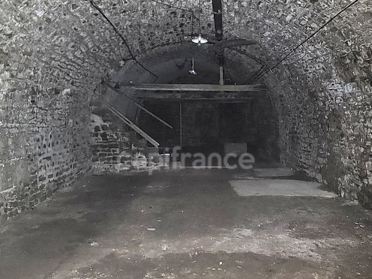 Cave voutée de caractère - 160 m2, à vendre au coeur d'ARBOIS (39)