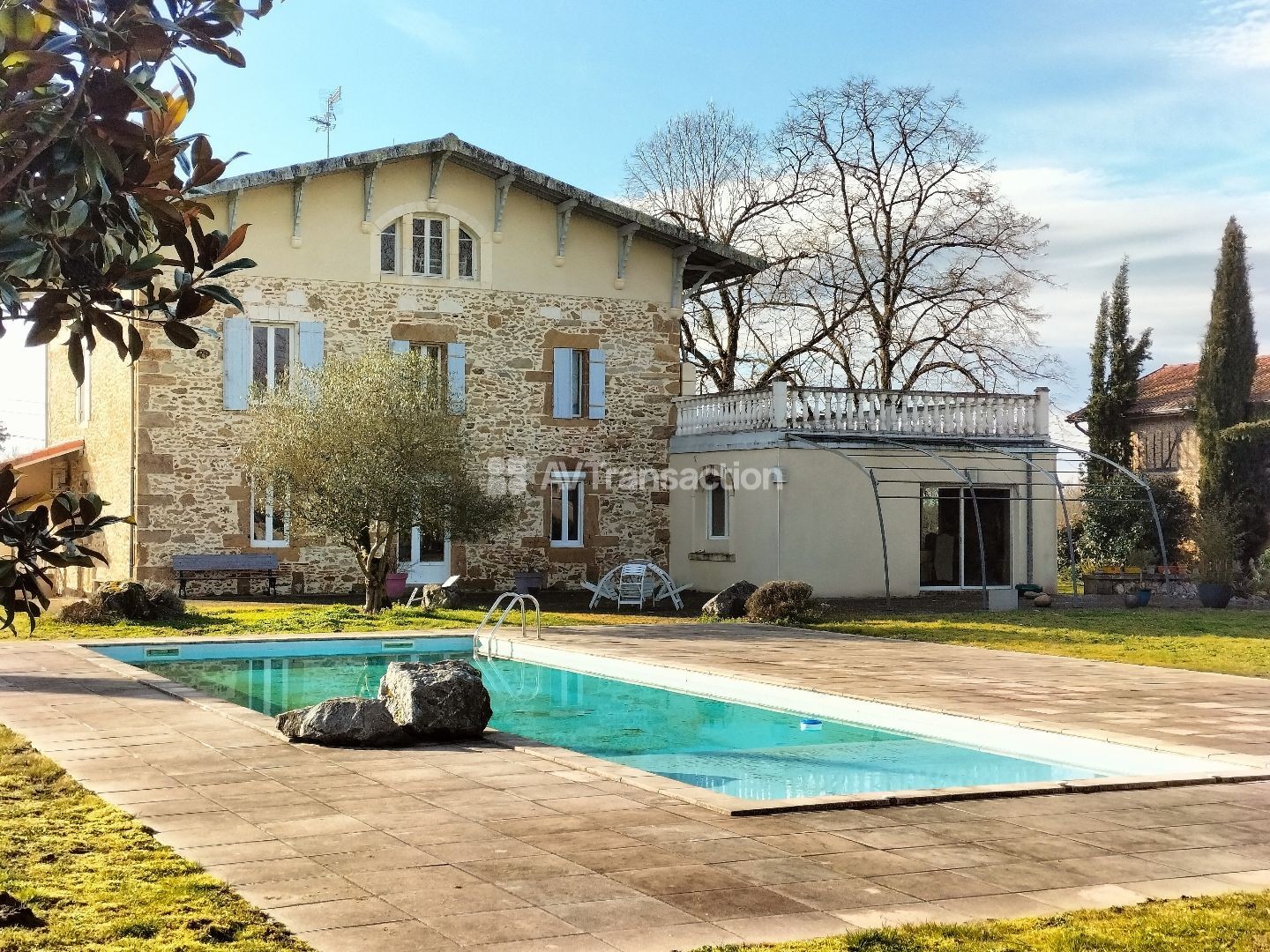 Maison de caractère de 295m² avec piscine et dépendances