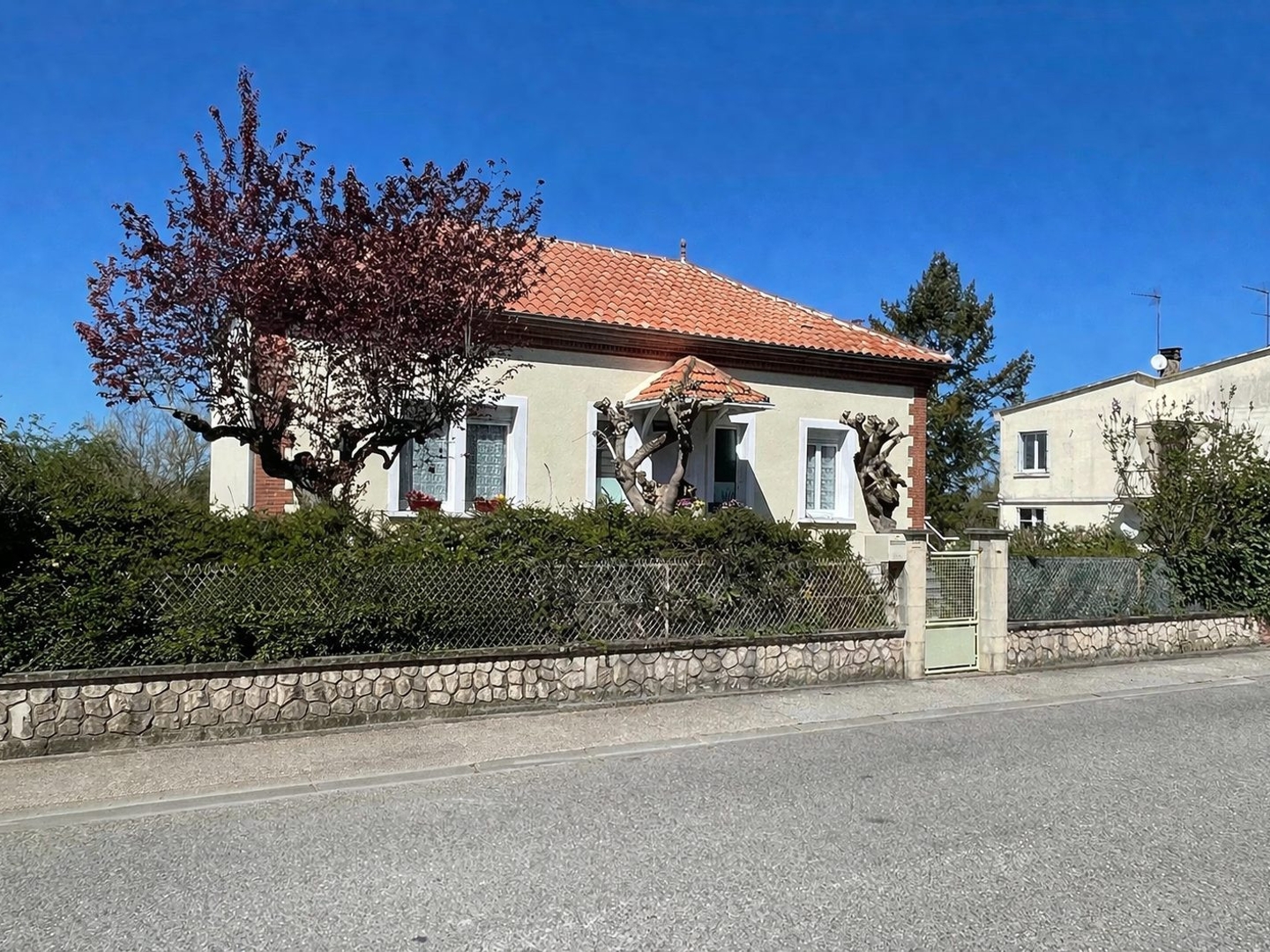 Maison traditionnelle à vendre à Montcuq (village) avec garage et jardin.