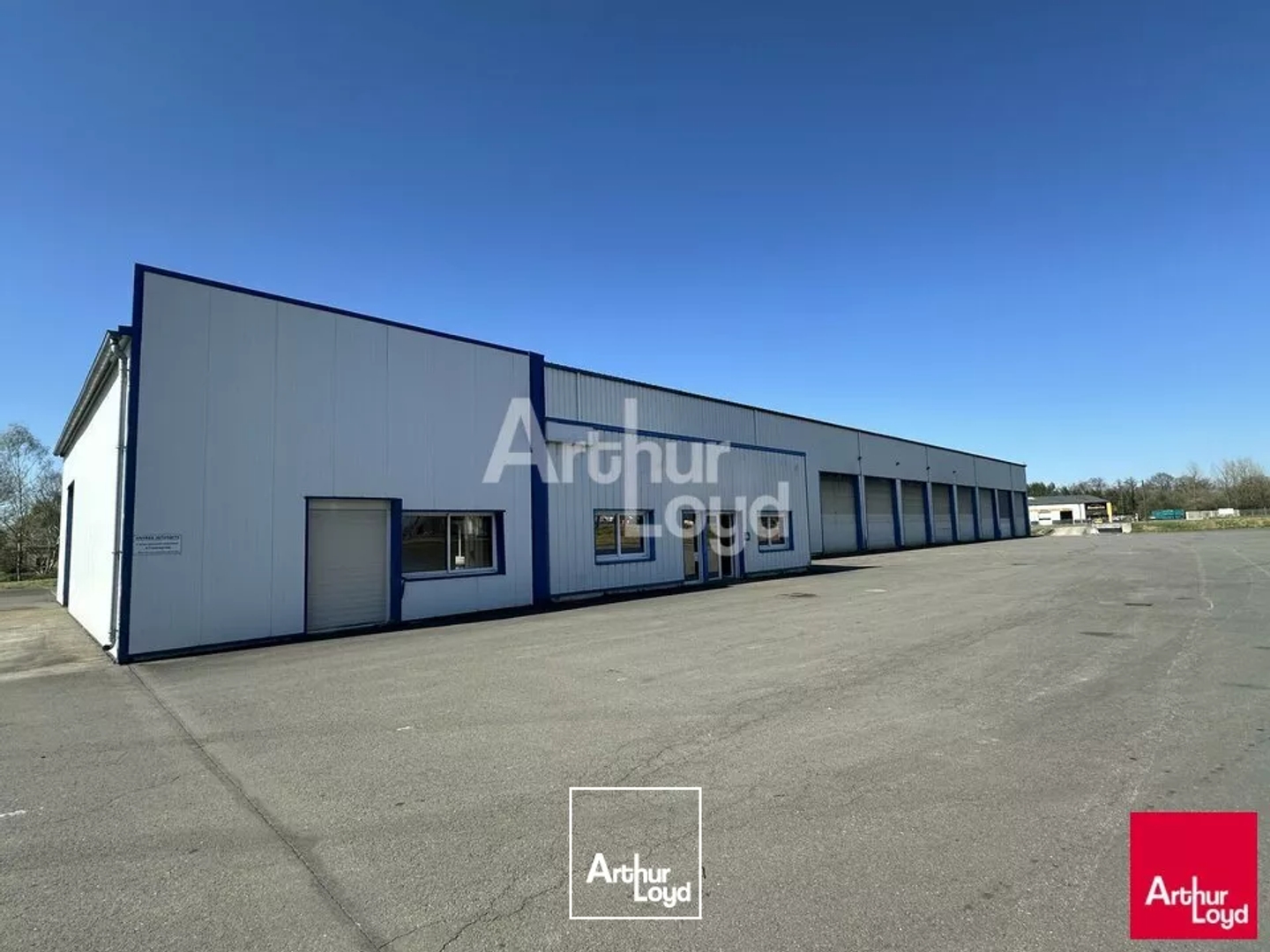 Au bord de l'A84, un bâtiment indépendant avec grand foncier