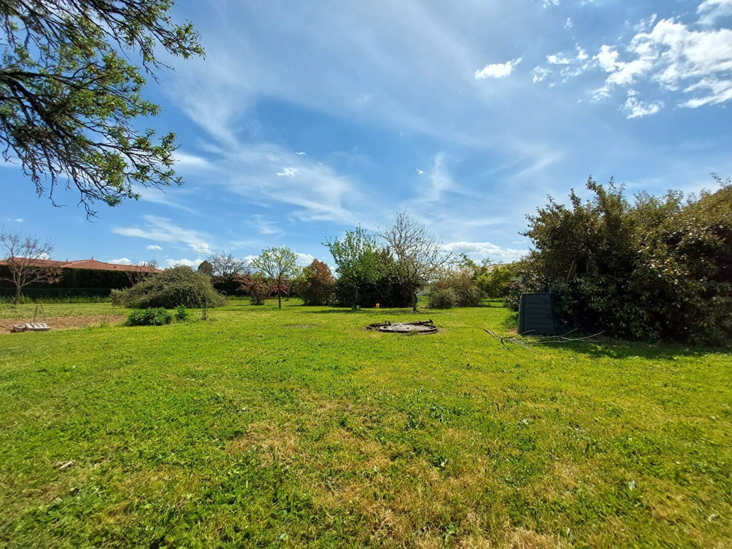 Terrain constructible, viabilisé et arboré de 641 m²