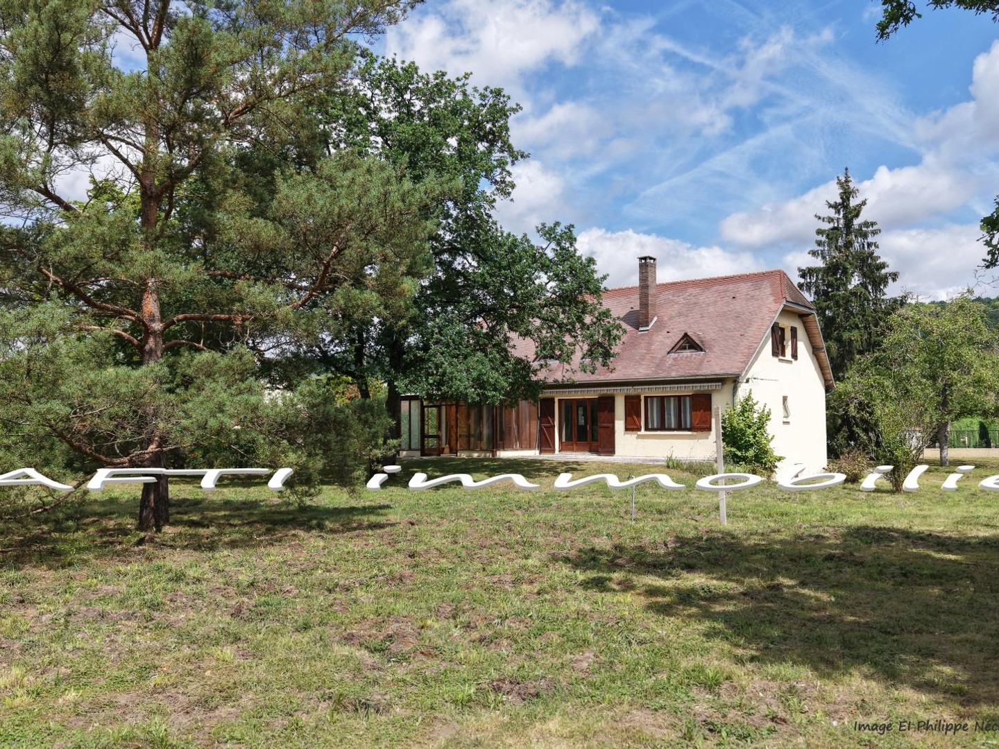 Maison de 177m2 habitables - 4 chambres - terrain de 6600m2 autour + sous-sol total .
