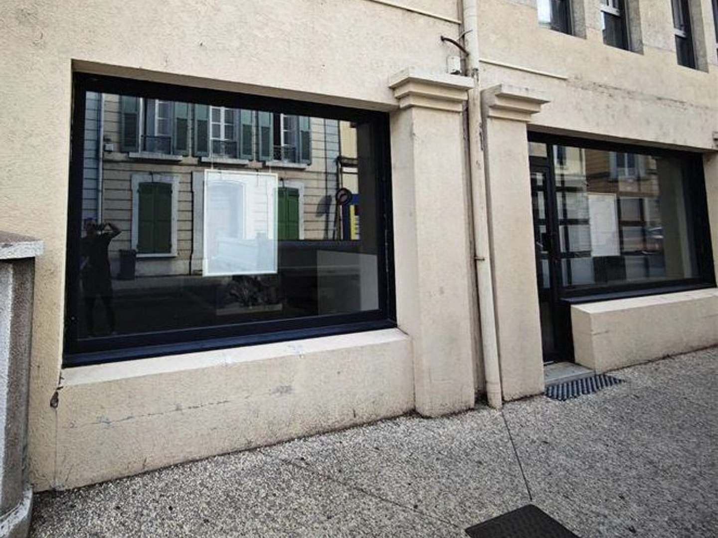 Local avec 2 parkings, et 2 caves, Rue des Alpes, 26000 VALE