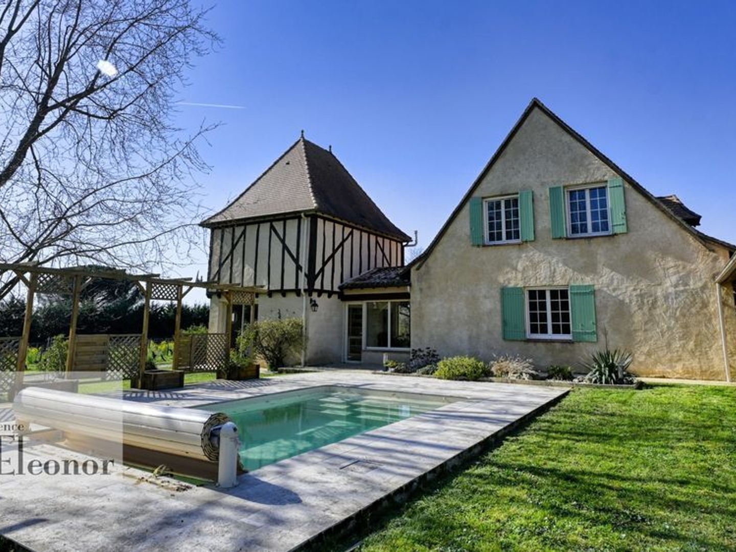 Maison familiale de 208 m² avec piscine et garage Monbazill
