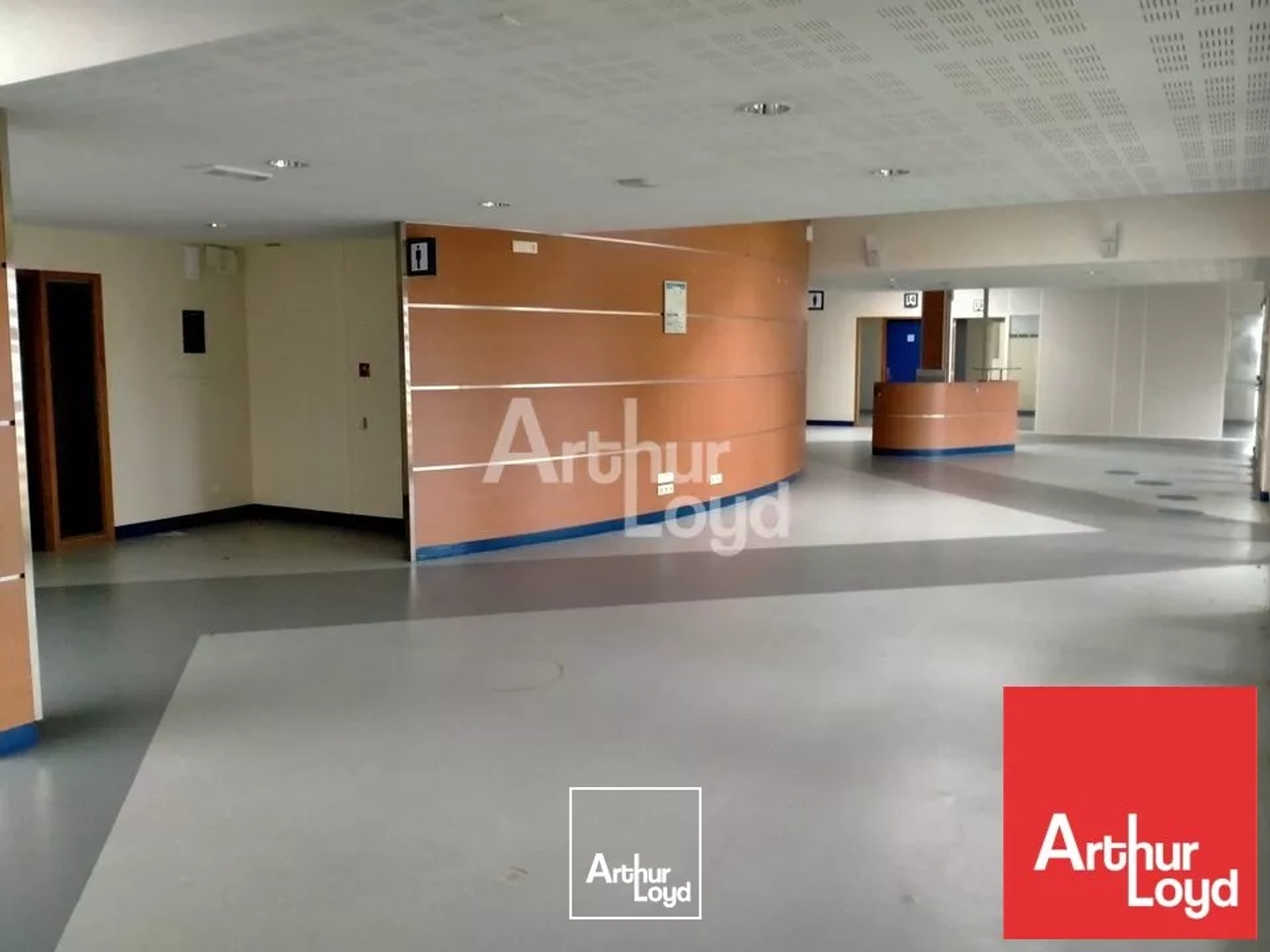 A VENDRE BUREAUX SUR 850m² AVEC PARKING PRIVATIF CHATELLERAULT NORD (86)