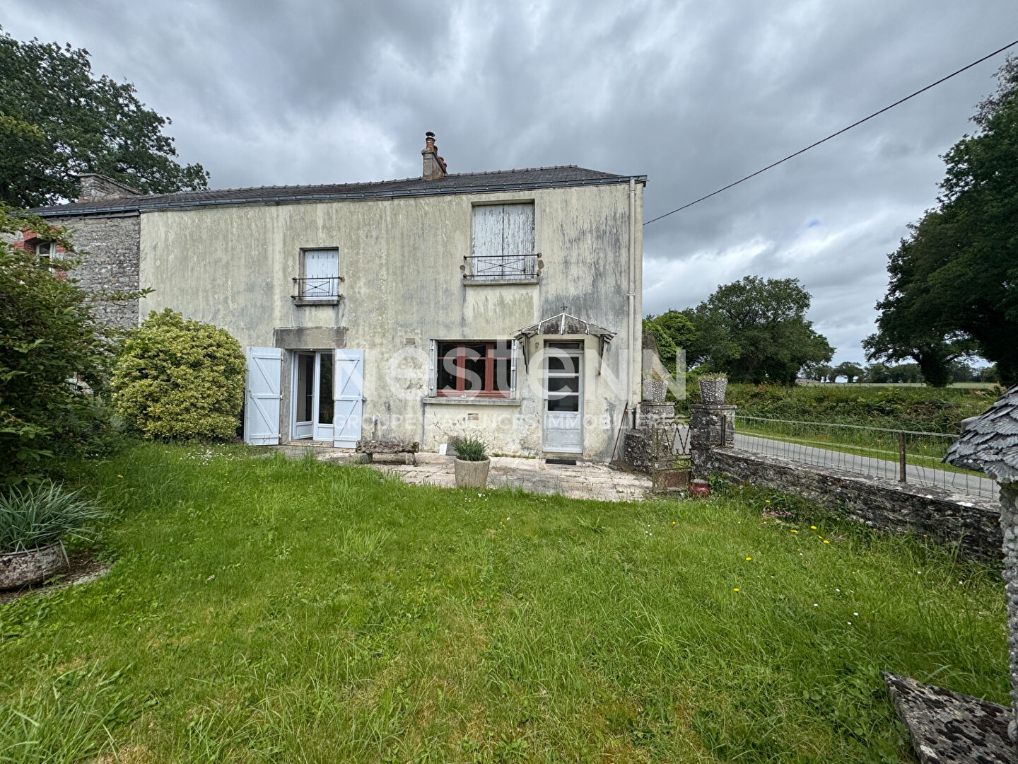 Maison à rénover sur la commune de Cruguel - Grand terrain et hangar