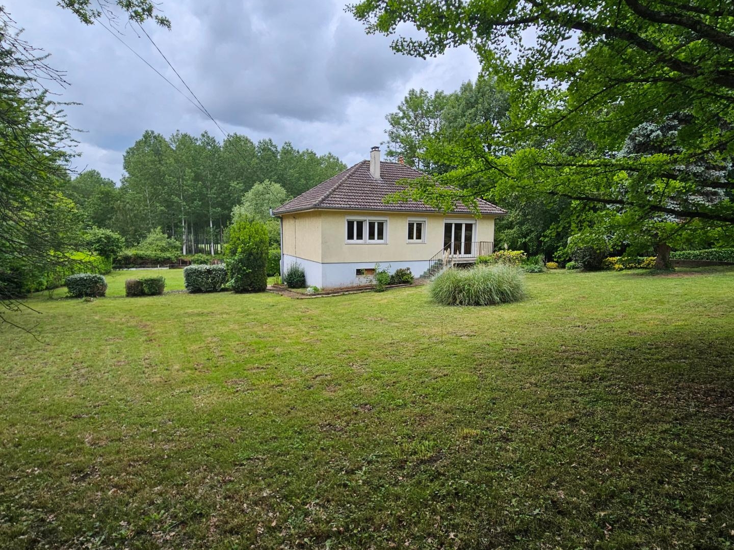 Maison sur sous-sol avec un grand jardin