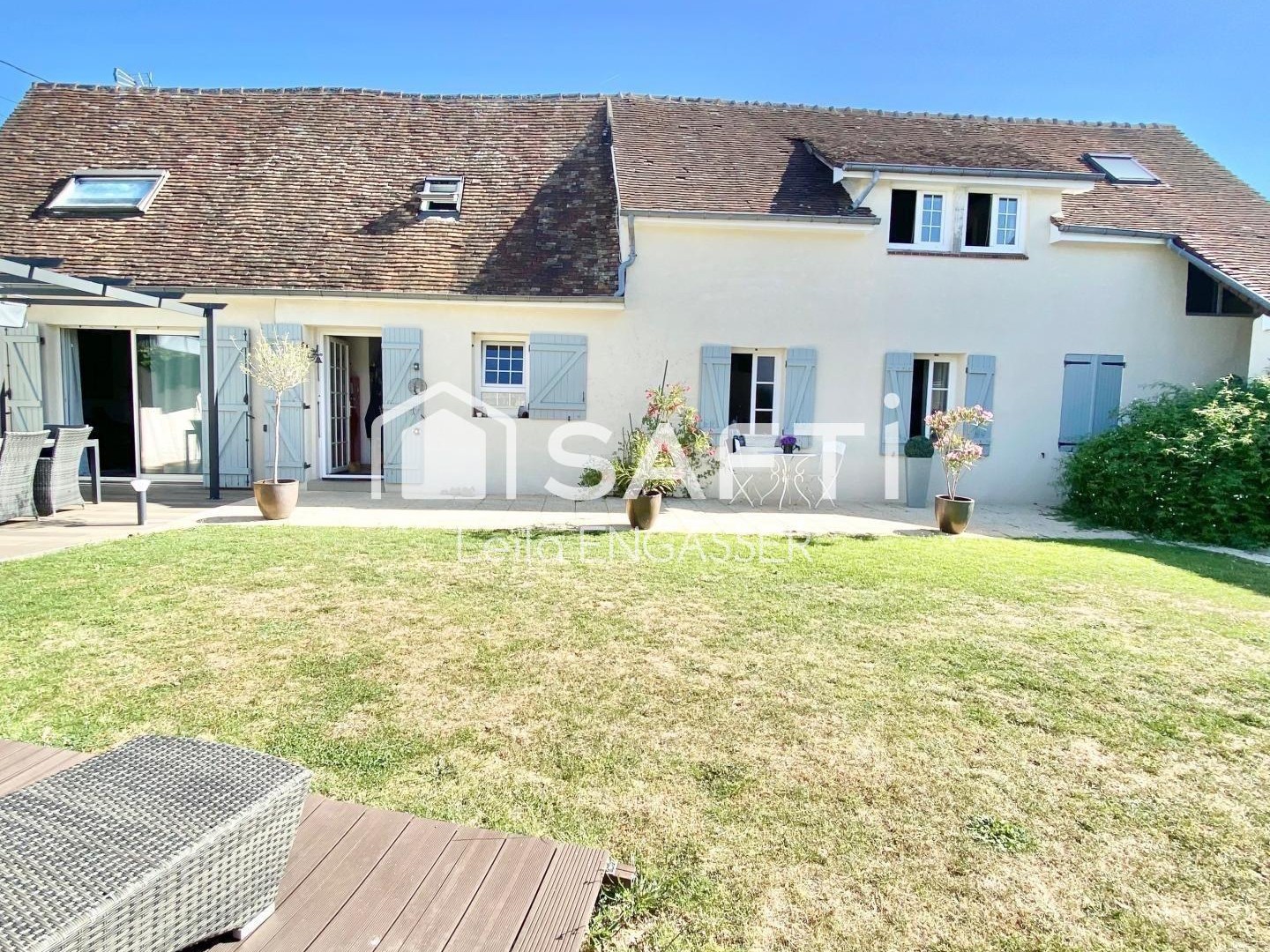 Maison familiale avec local commercial et appartement