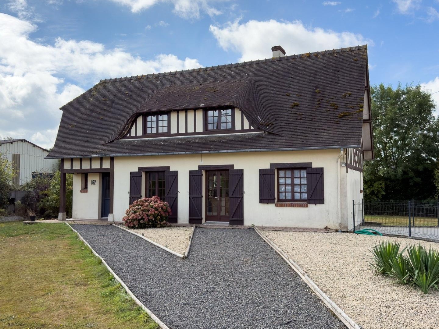 SOUS-SOL COMPLET / 4 CHAMBRES / TERRAIN 1984 M2