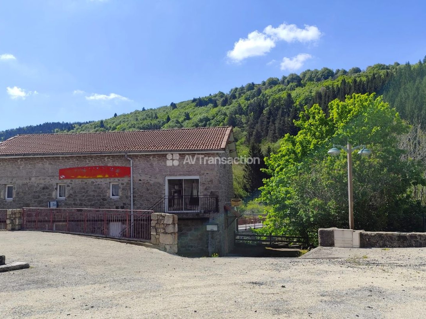Maison de village, 4 chambres, salle / atelier lumineux, garage