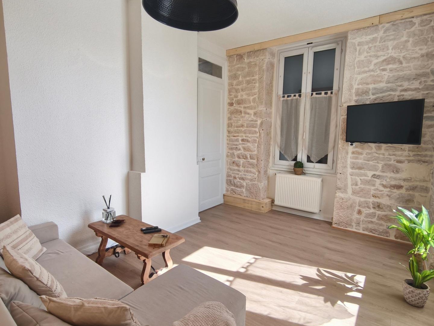 Investissez dans le charme et la rentabilité avec ce 2 pièces rénové à Mâcon.