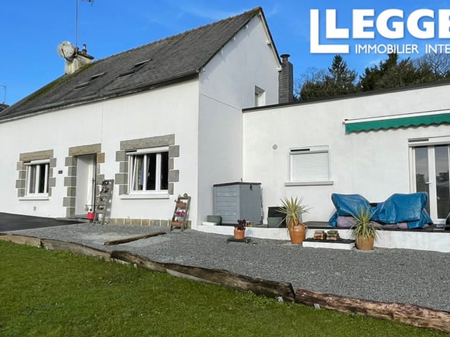 Propriété de trois chambres, dont une au rez-de-chaussée. Maison familiale lumineuse et spacieuse.