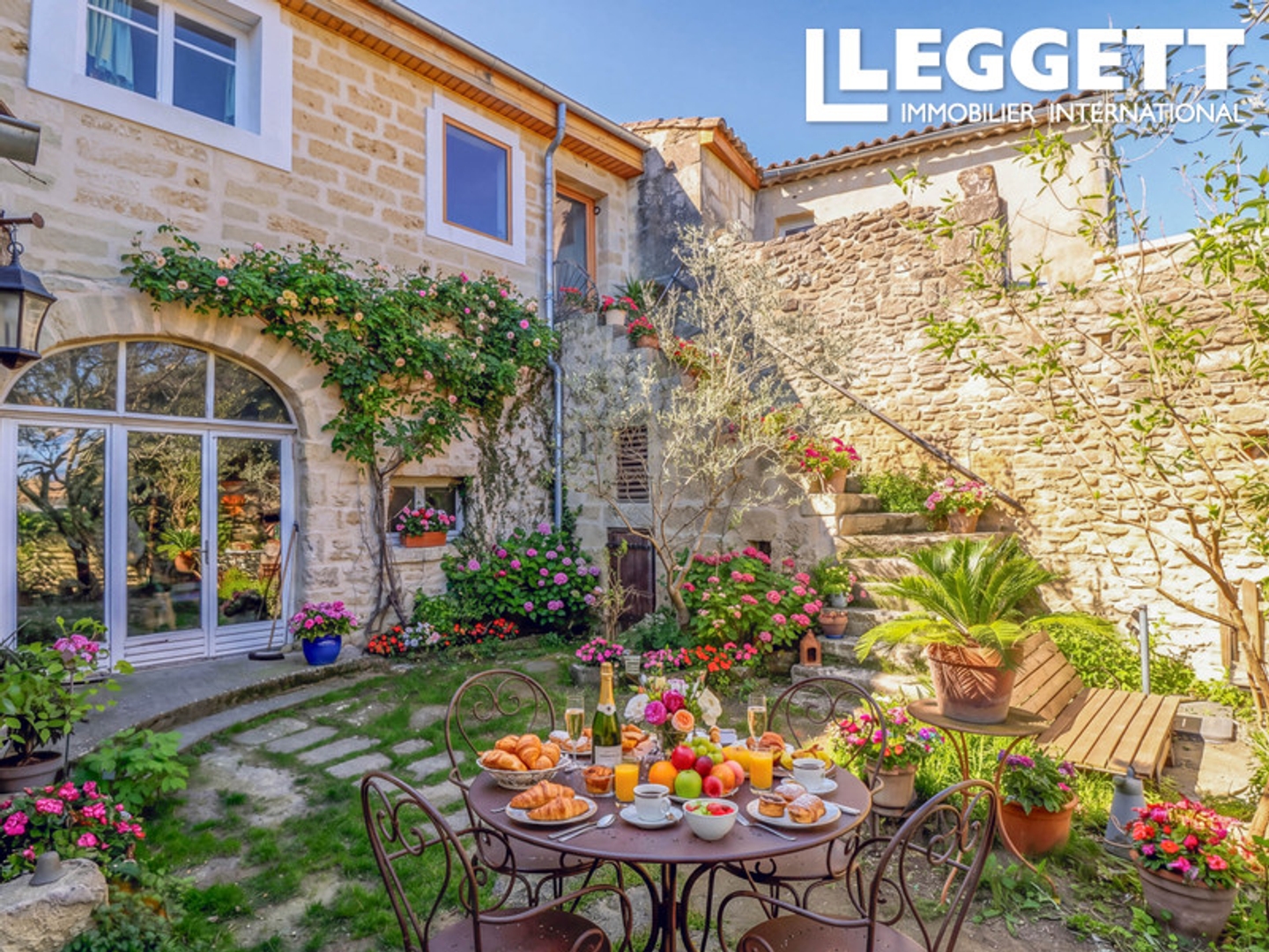 Charmante maison de village en pierre avec jardin et terrasse sur le toit avec vue dans un village animé.