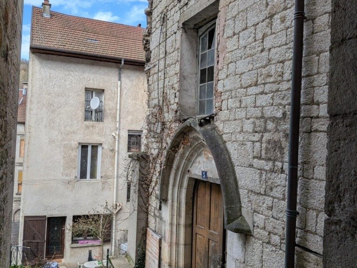ancienne maison des templiers à SALINS LES BAINS (JURA )
