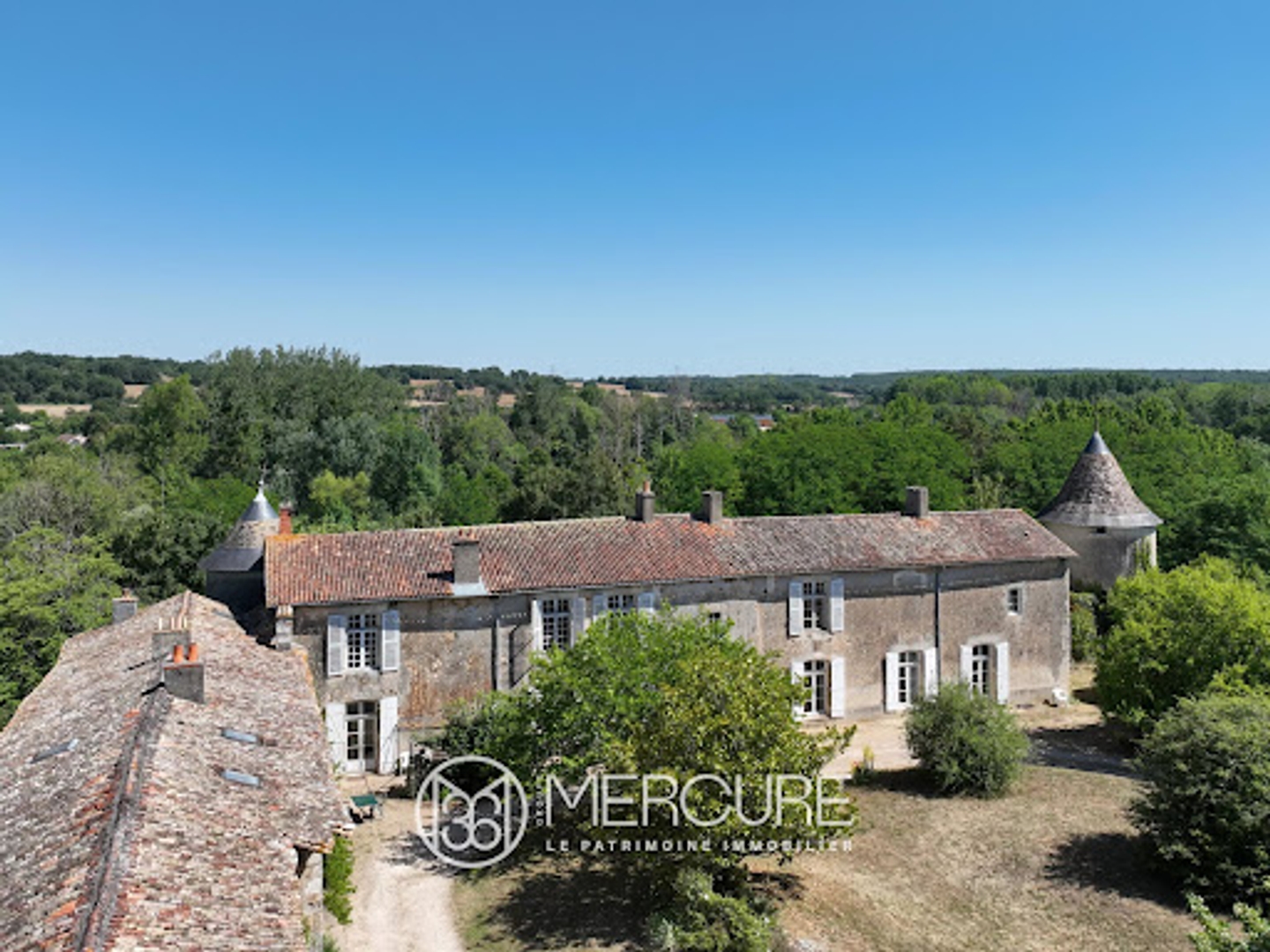 Maison à vendre - 14 pièces - 500m2 - Voulon (86700)