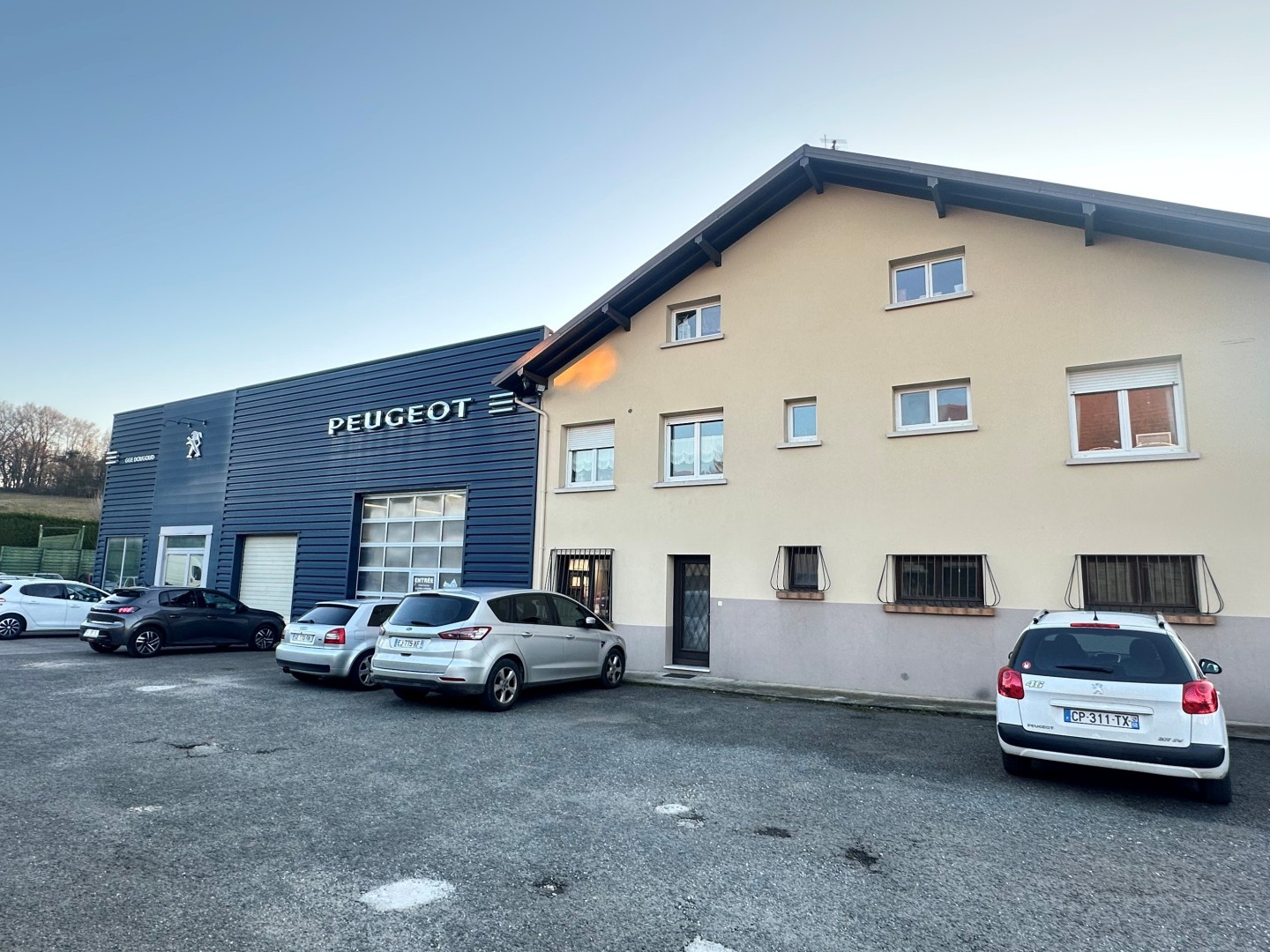 DAMPIERRE-LES-BOIS - Garage automobile franchisé PEUGEOT avec maison d'habitation mitoyenne