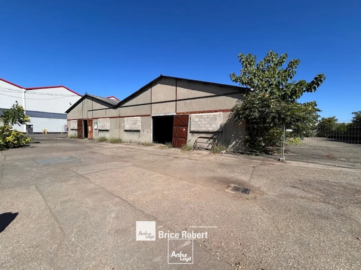 Bâtiment d'activités à vendre à Vénissieux avec deux halls de stockage
