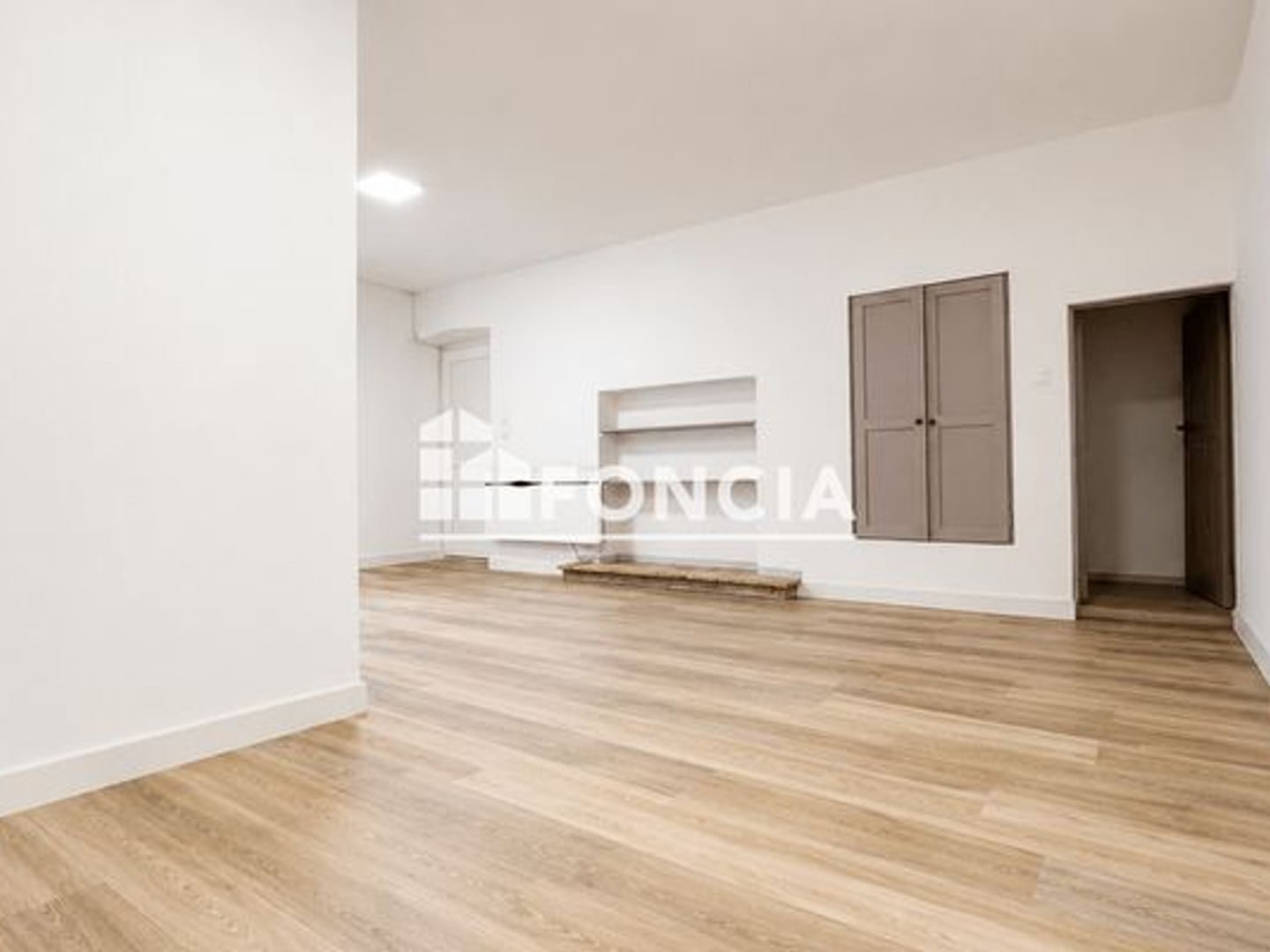 Immeuble à vendre - 268m2 - Nîmes (30900)