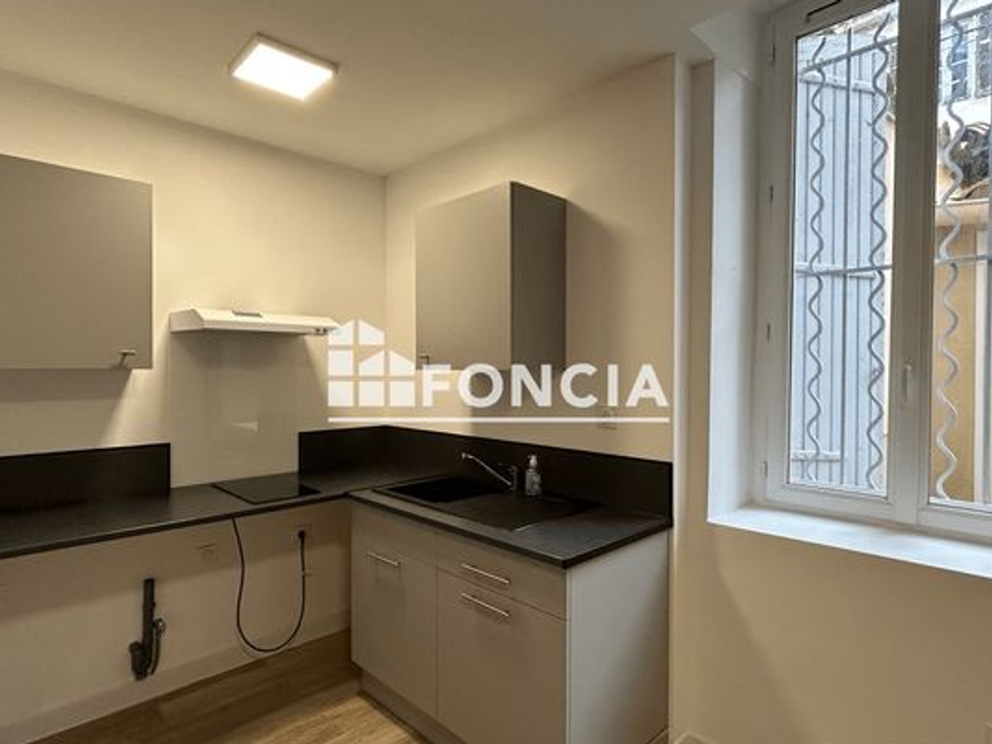 Immeuble à vendre - 268m2 - Nîmes (30900)