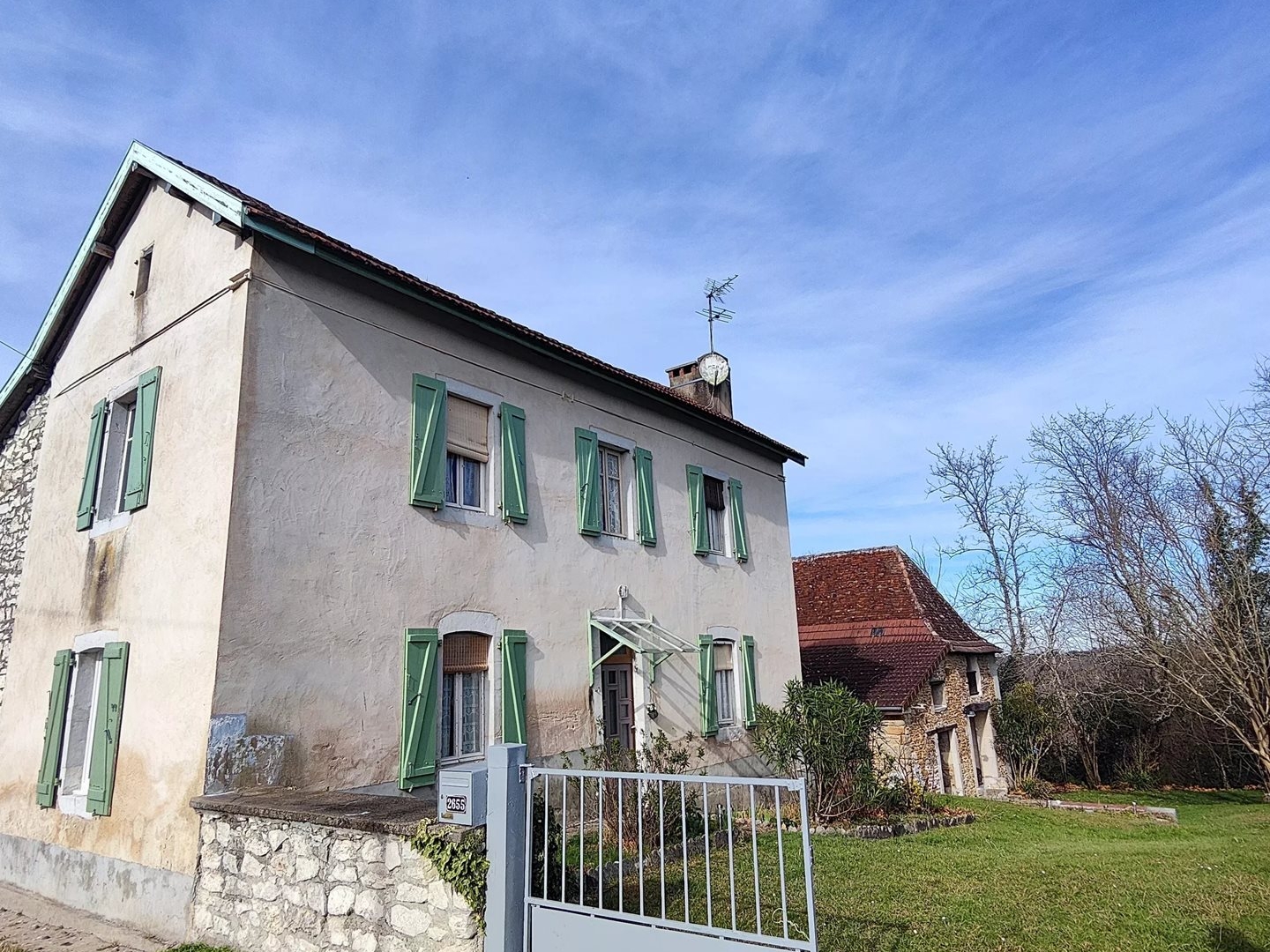 Deux propriétés : une charmante maison de campagne avec sa grange déjà aménagée
