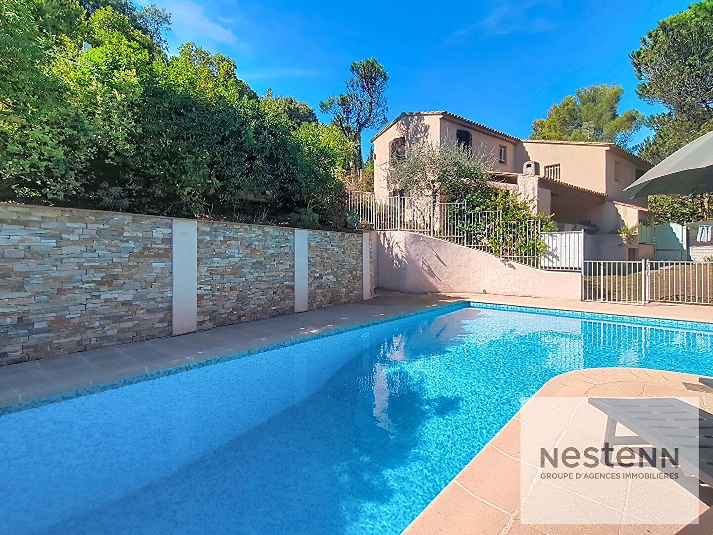 Maison à vendre - 5 pièces - 138m2 - Roquebrune-Sur-Ar... (83380)