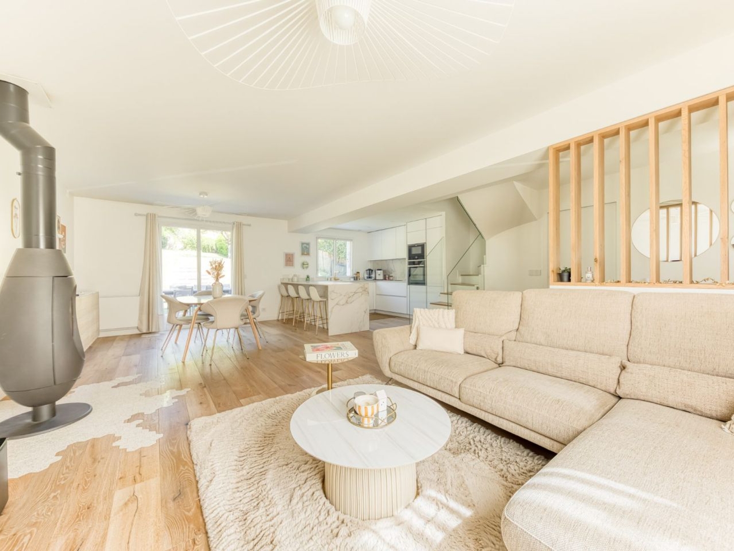 MAISON COMME NEUVE (2023) – Posez vos valises !