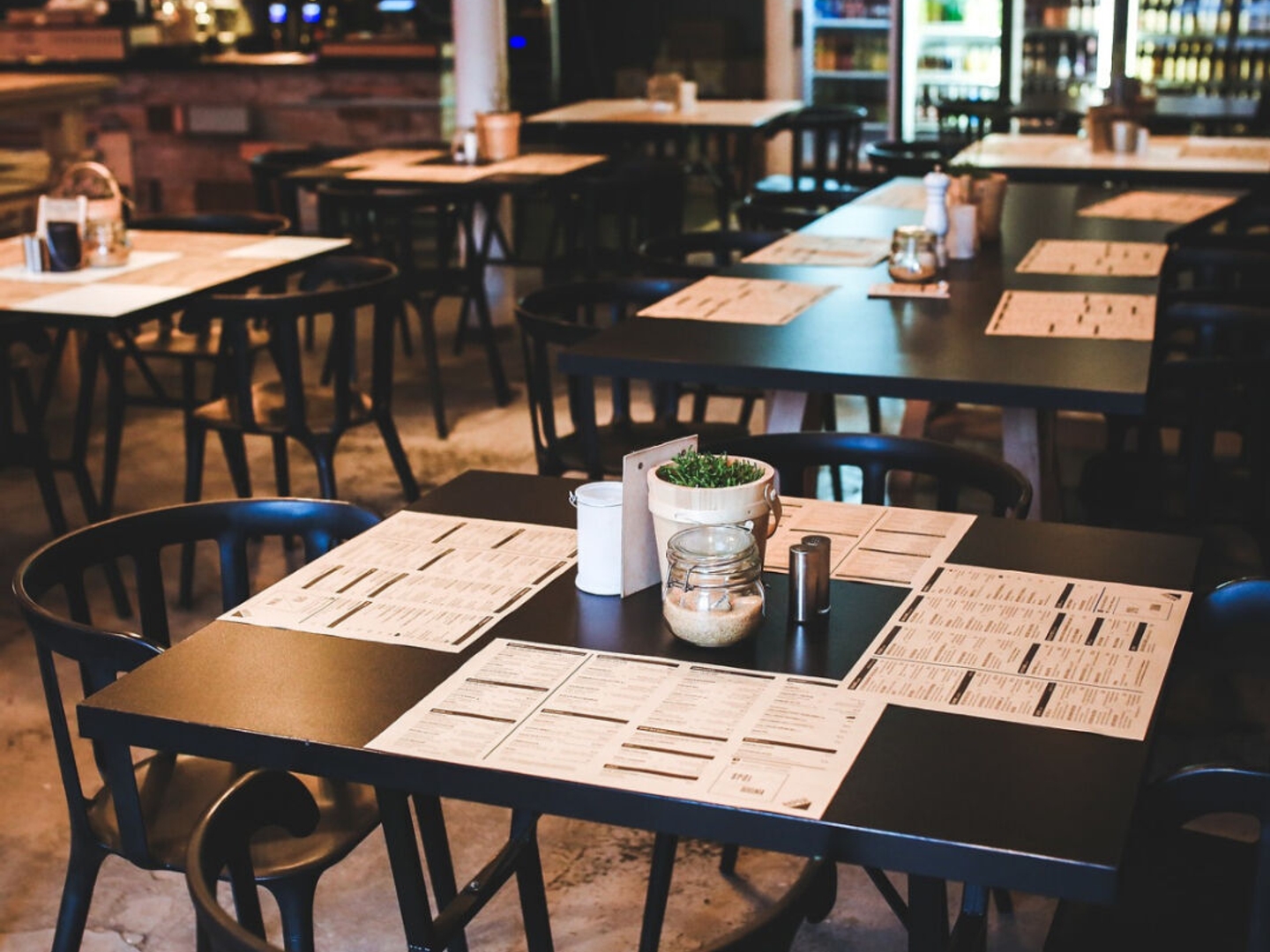 Fonds de commerce Bar restaurant Grenoble 100 m2 en angle rue passante piétons et voitures midi uniquement CA 280 K