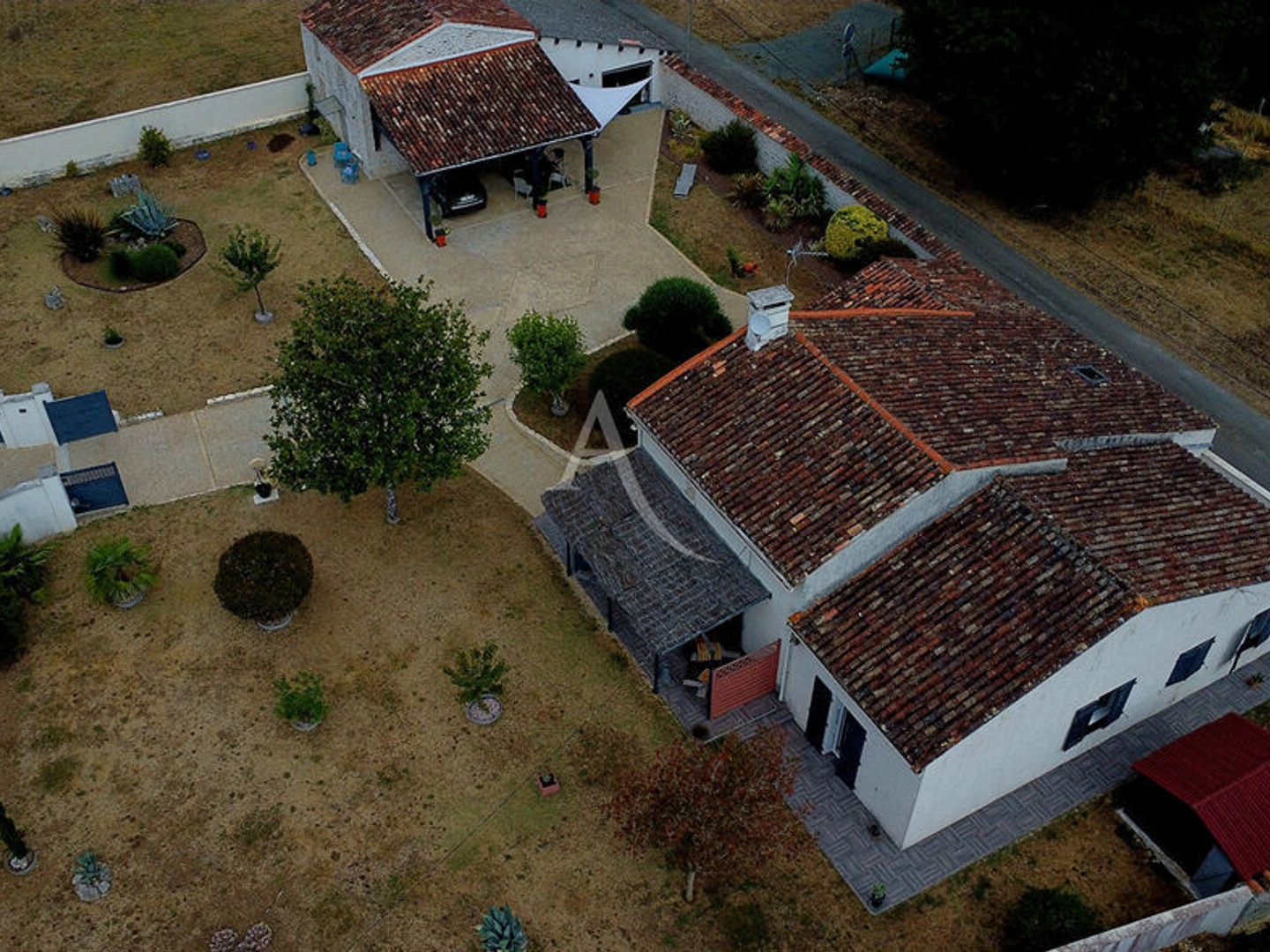 Ensemble immobilier composé de deux maisons sur terrain clos.