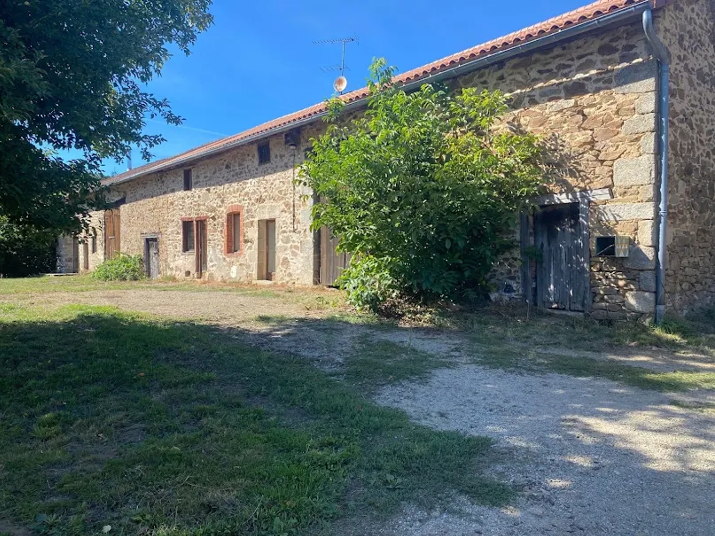 Maison à vendre - 8 pièces - 244m2 - Bujaleuf (87460)