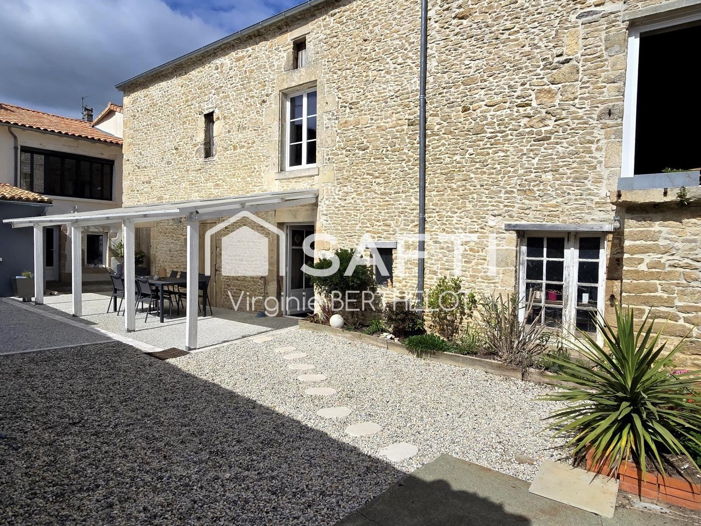 MAISON 3 CHAMBRES / 2 ENTREES IDEALE POUR 1 PROFESSION INDEPENDANTE OU CHAMBRES D' HOTES !