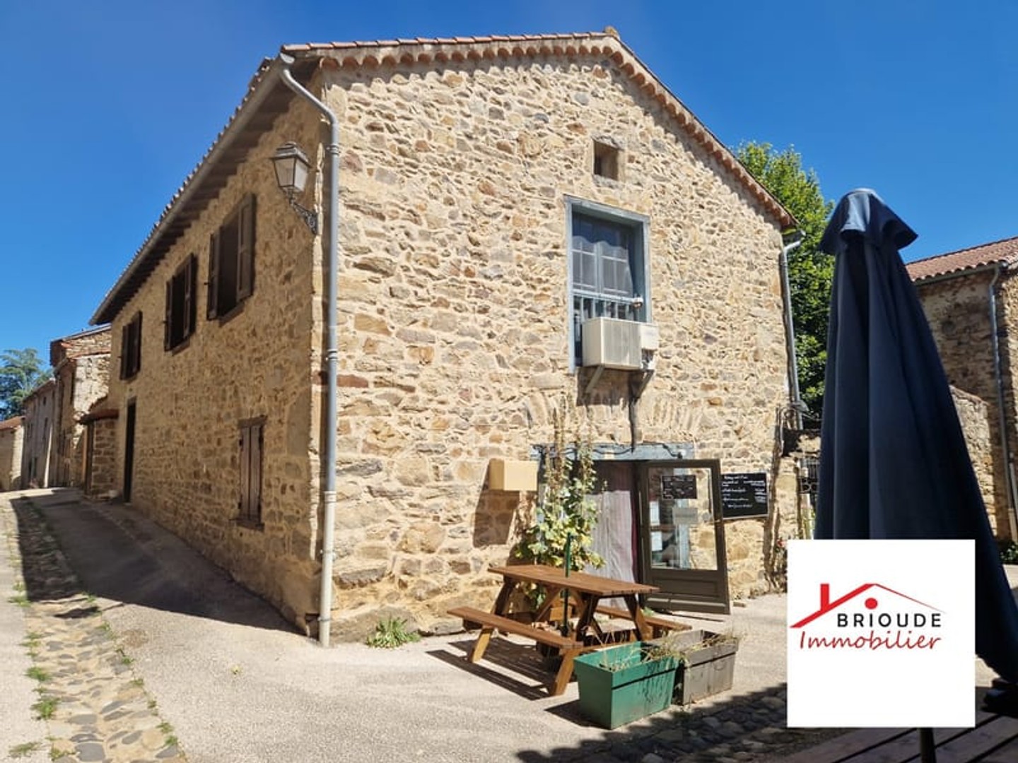 Maison de village à usage de commerce
