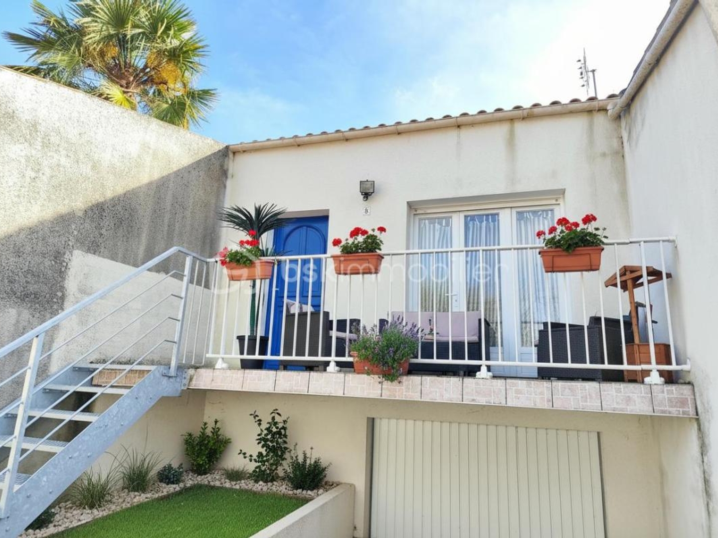 Ensemble immobilier de 108 m2 divisée en 2 logements de 54m2 chacun) avec grand garage 78m2 , un balcon et une cours extérieure