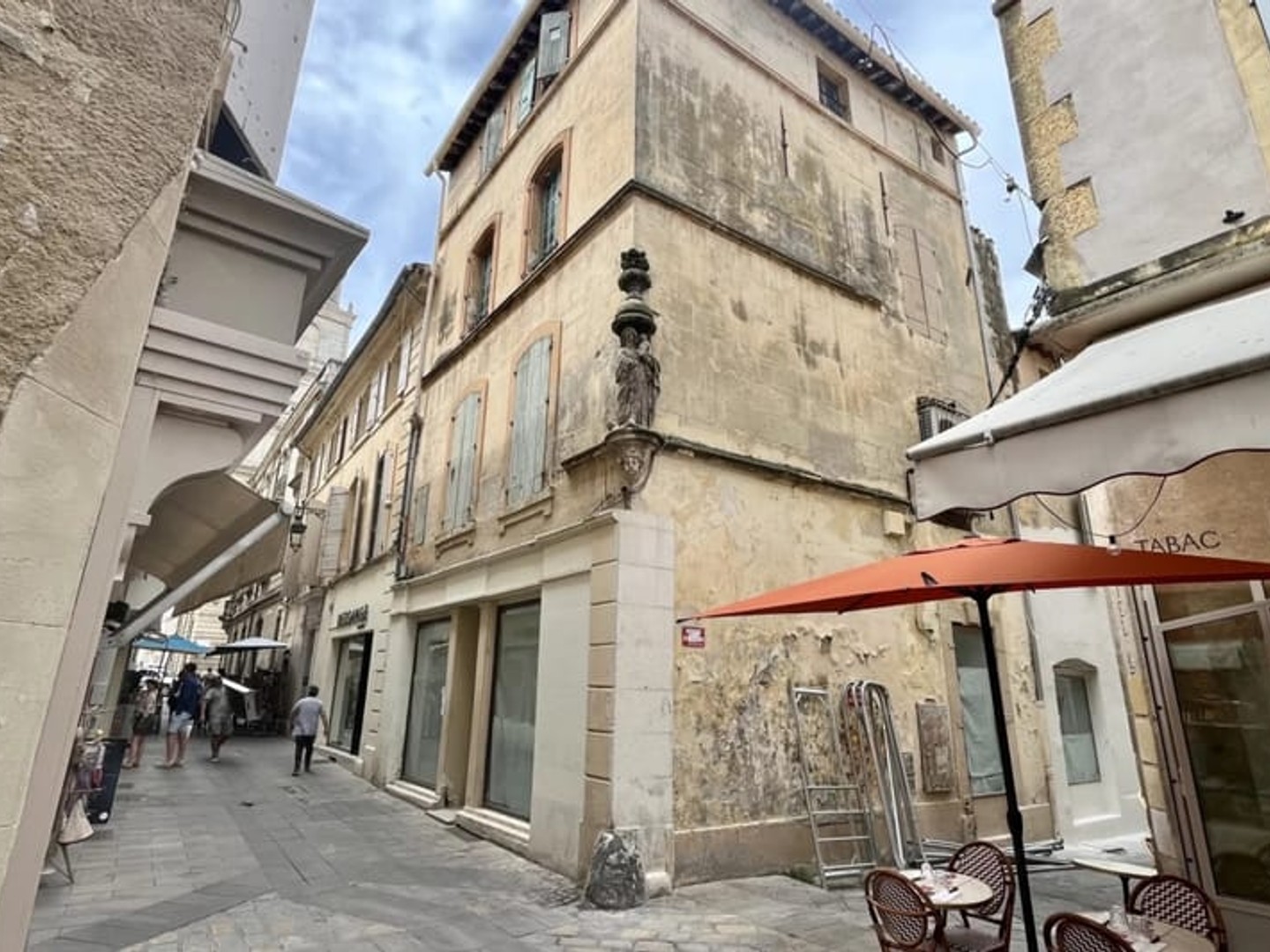 IMMEUBLE DE CARACTÈRE AU CŒUR DU CENTRE HISTORIQUE D'ARLES