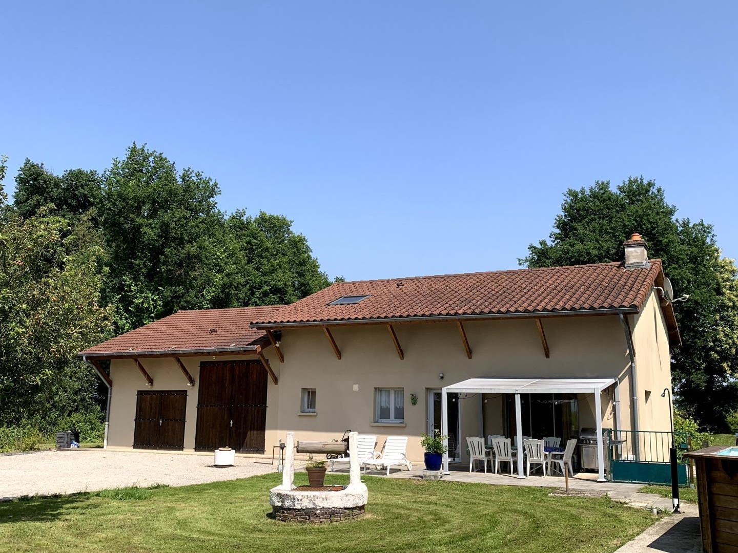 Jolie maison avec grand garage au calme