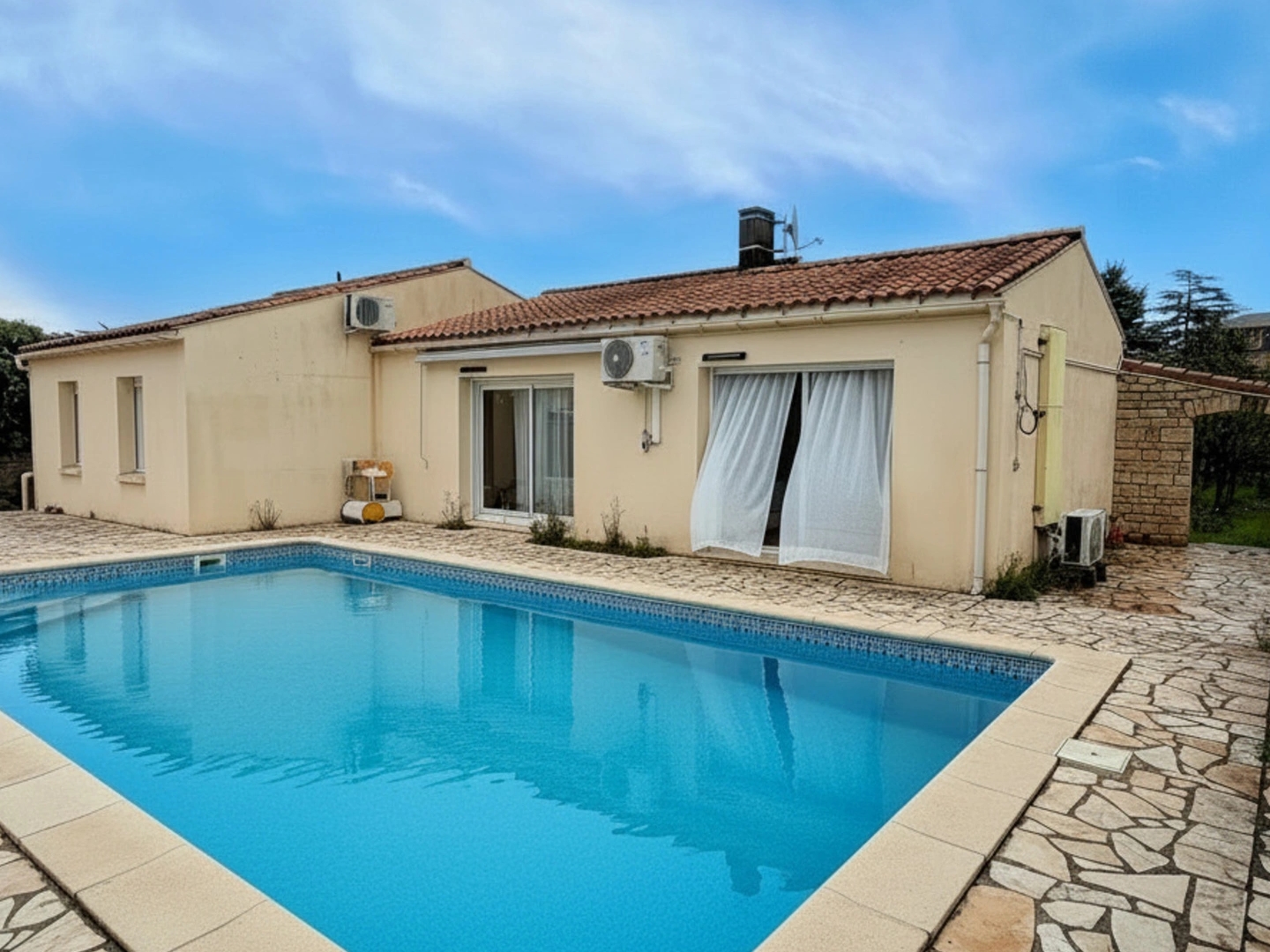 LUCON (85400) - CENTRE IMMEDIAT - MAISON FAMILIALE 3/4 CHAMBRES AVEC PISCINE ET SPACIEUSES DEPENDANCES