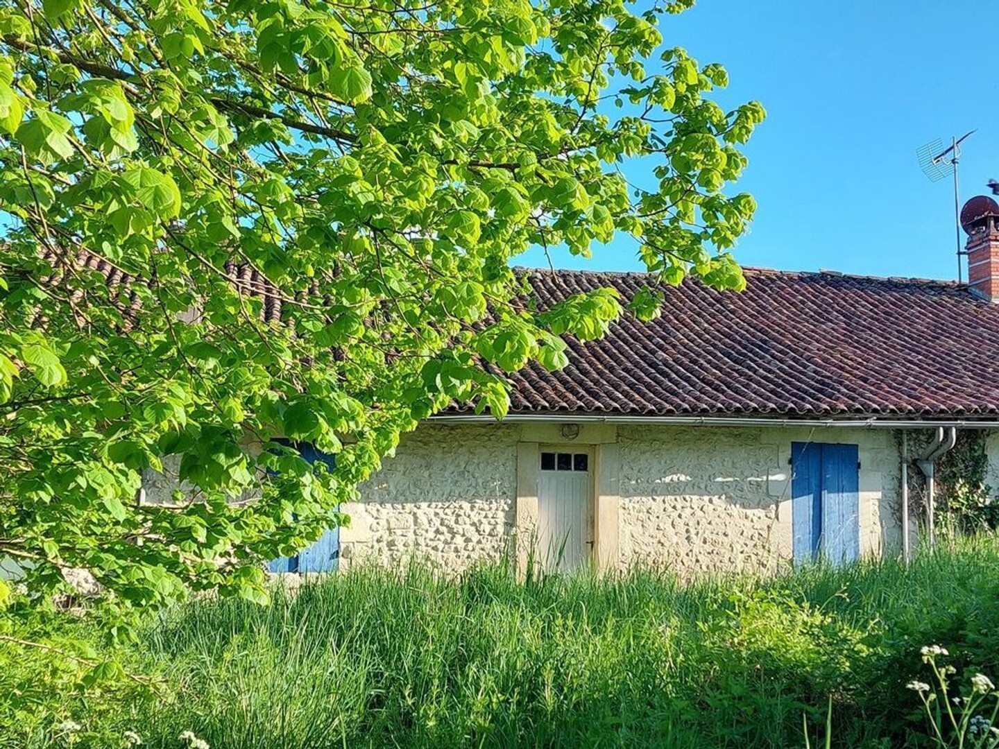 maison de 68 m² avec dépendance, garages et jardin