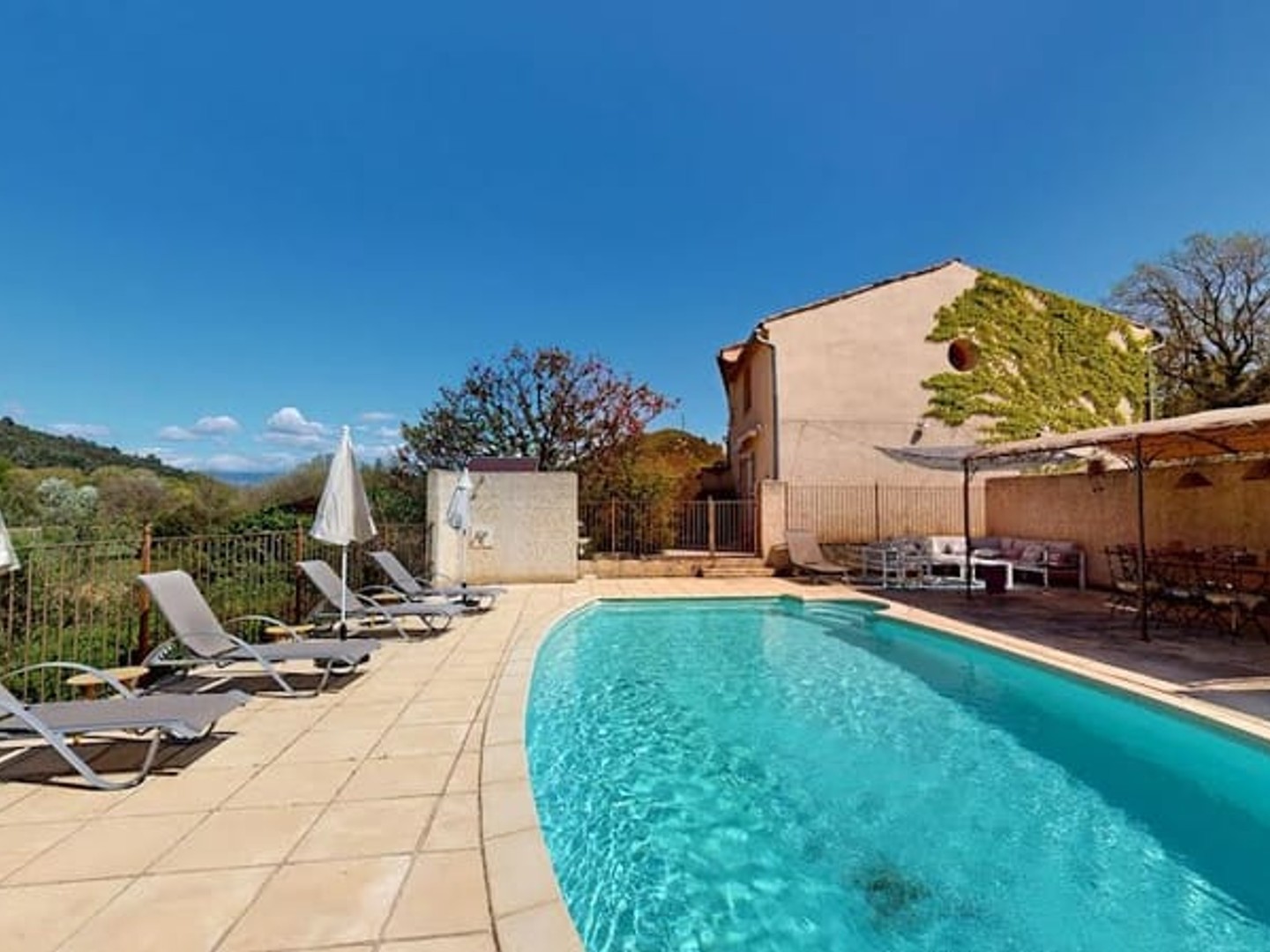 Maison à vendre - 9 pièces - 257m2 - Gréoux-Les-Bains (04800)