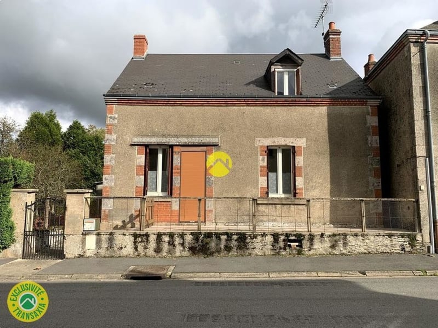 EN BOURG AVEC JARDIN